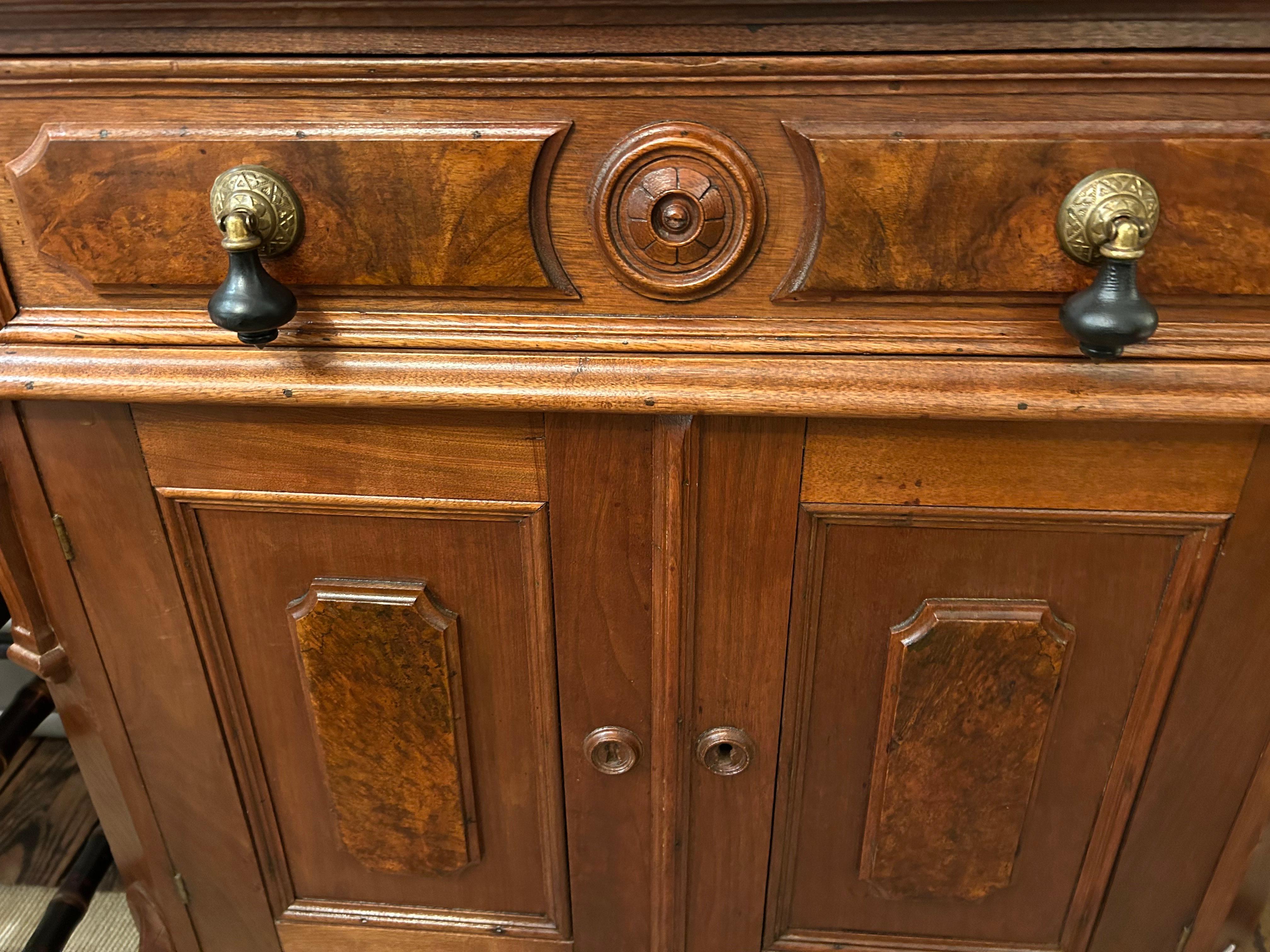 Charmante console en noyer sculpté et plateau en marbre du Vieux Monde Bon état - En vente à Hopewell, NJ