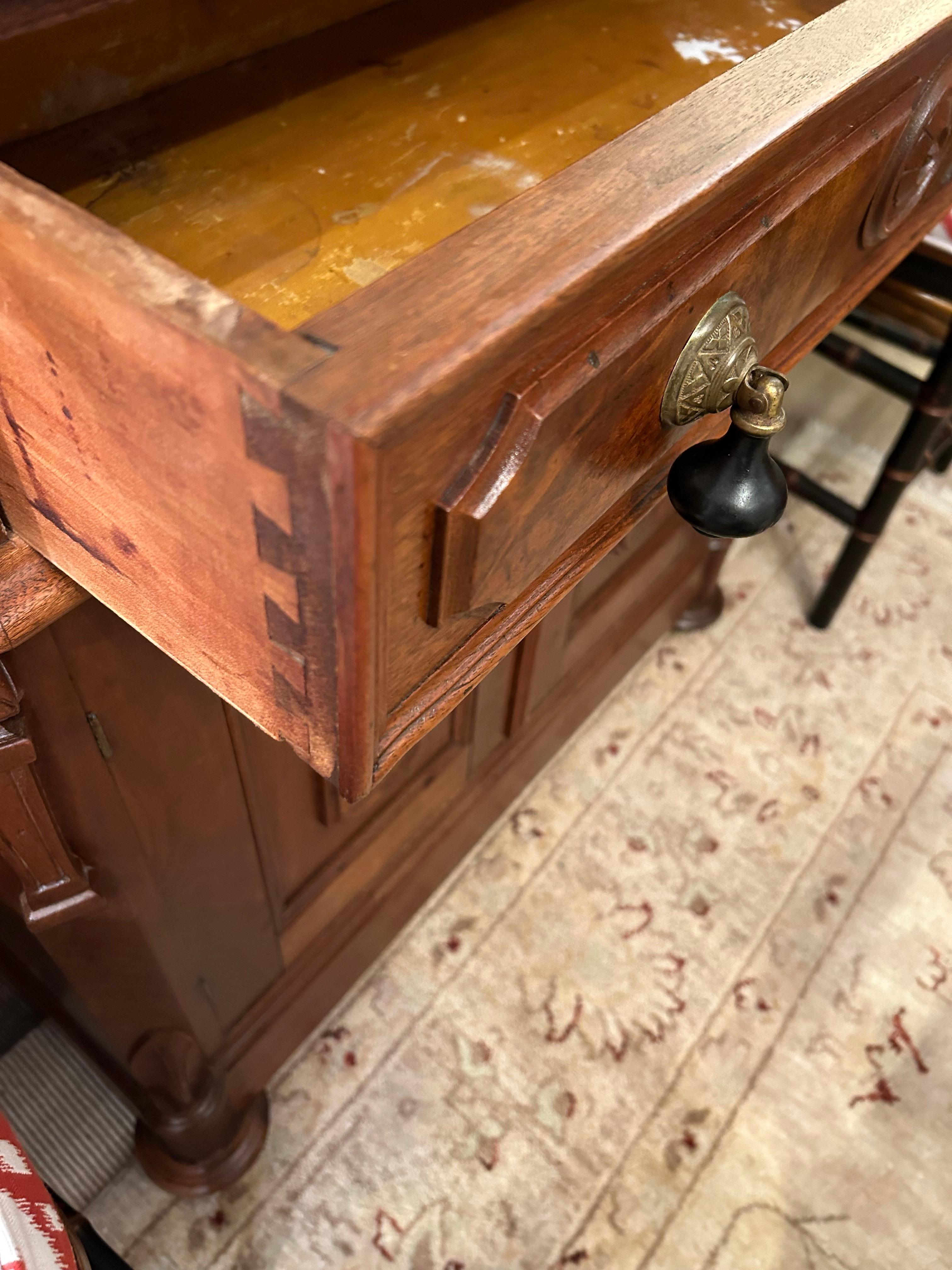 Fin du XIXe siècle Charmante console en noyer sculpté et plateau en marbre du Vieux Monde en vente