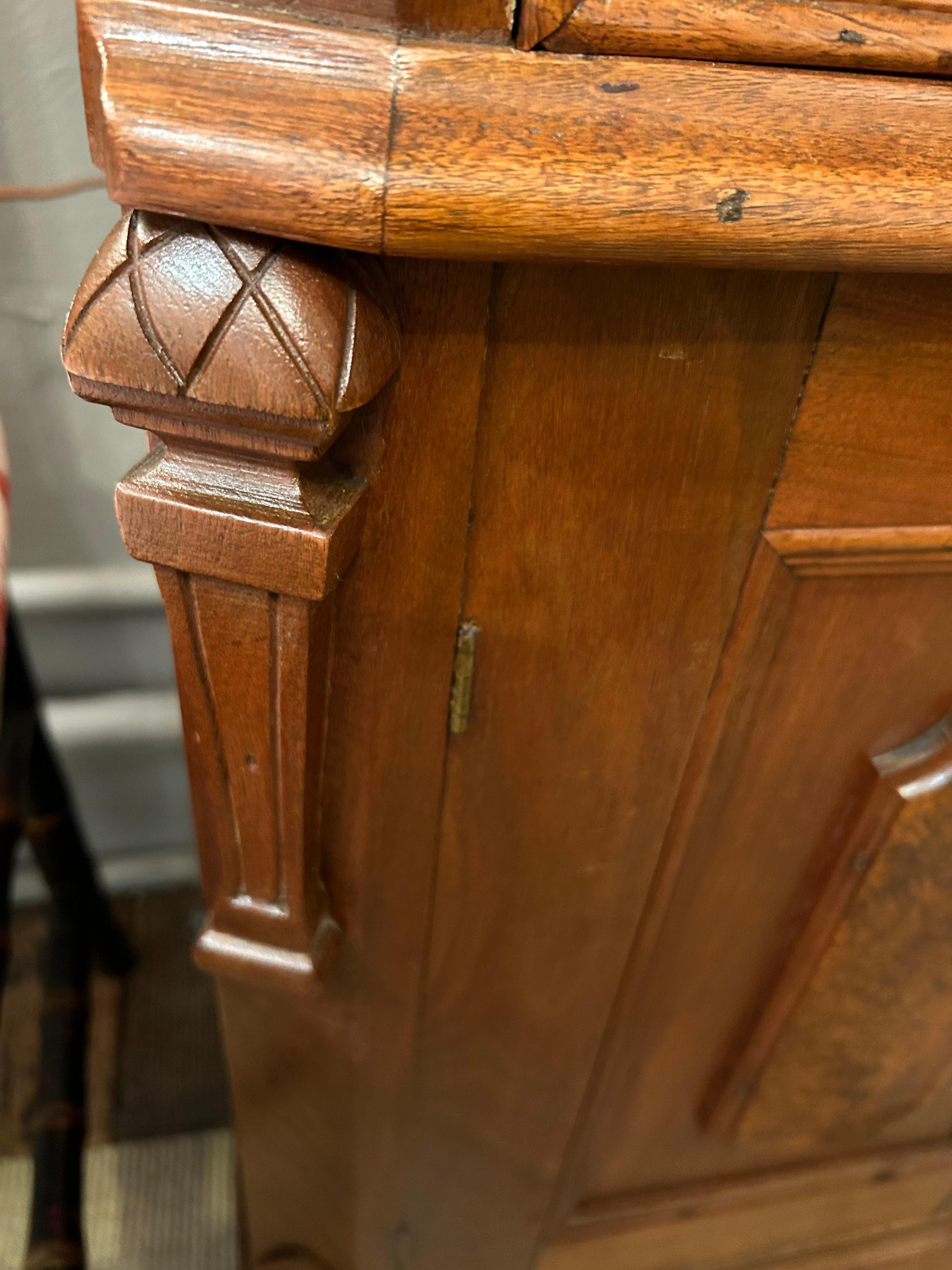 Charmante console en noyer sculpté et plateau en marbre du Vieux Monde en vente 1