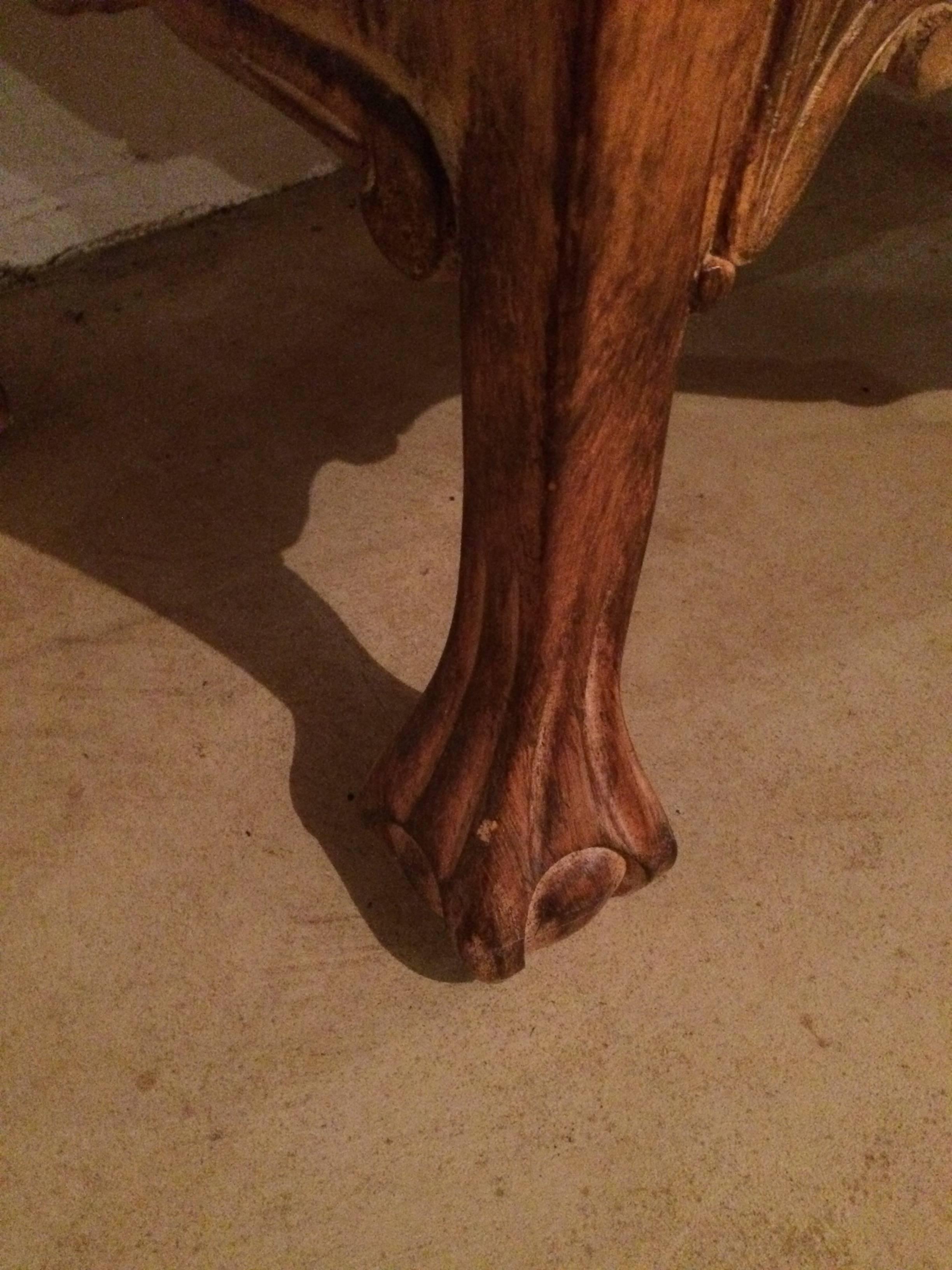 Commode bombée italienne en bois sculpté de style « Old World » 2