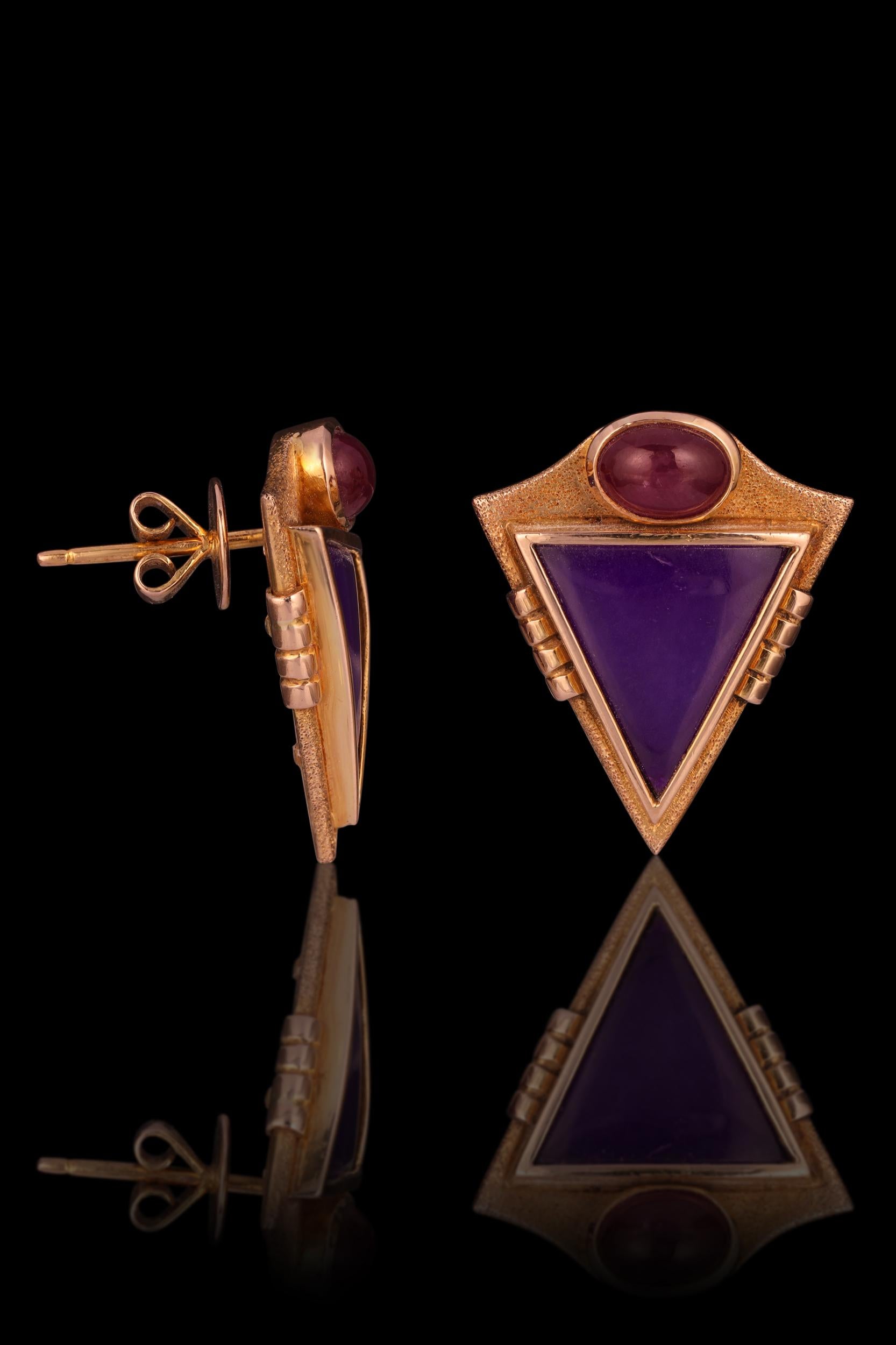 Collezione Sugilite Reserve: L'amore dell'ottomano ~ Orecchini di sugiite e rubino del Vecchio Mondo
Questo design d'altri tempi mostra la ricchezza della pietra Sugilite e con gli accenti di Rubino, questi orecchini sono l'abbinamento perfetto per