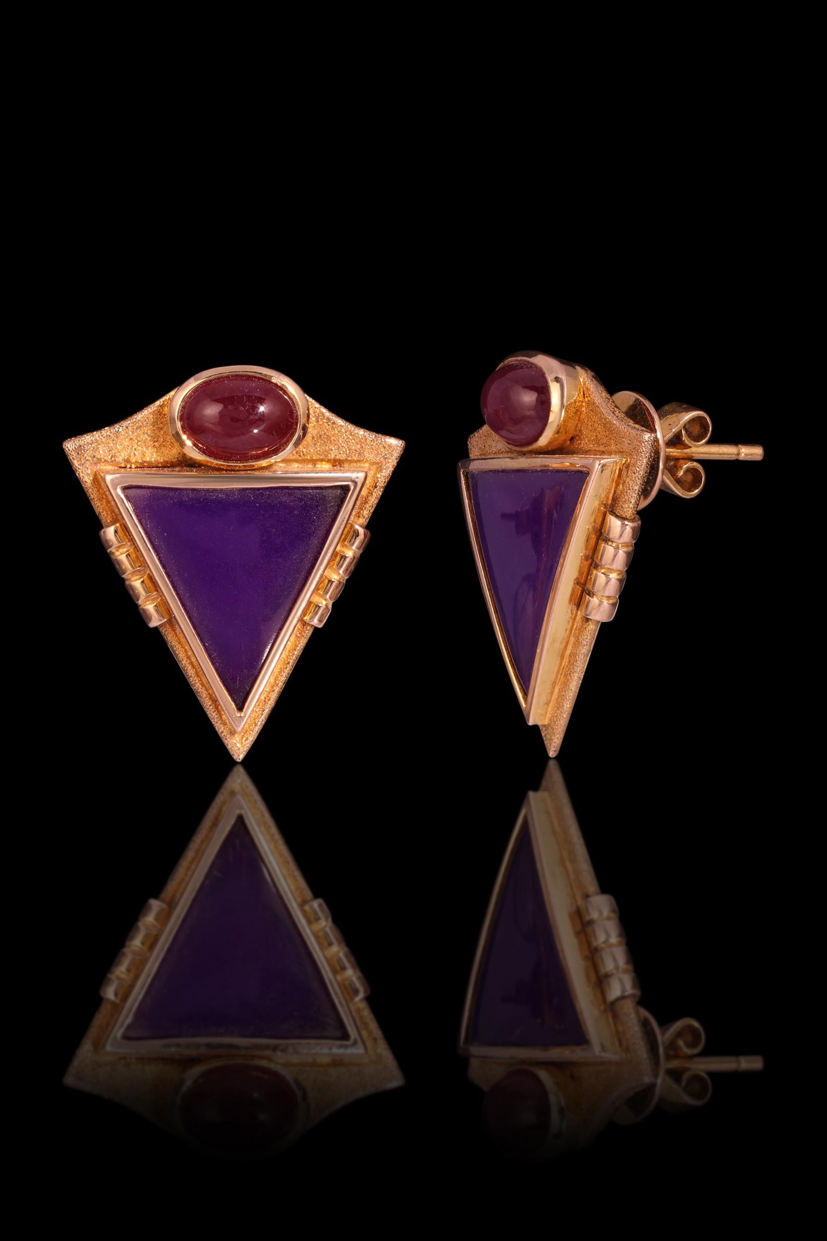 Orecchini con Sugiite e Rubino del Vecchio Mondo in oro 18k In condizioni Nuovo in vendita a Mission Viejo, CA