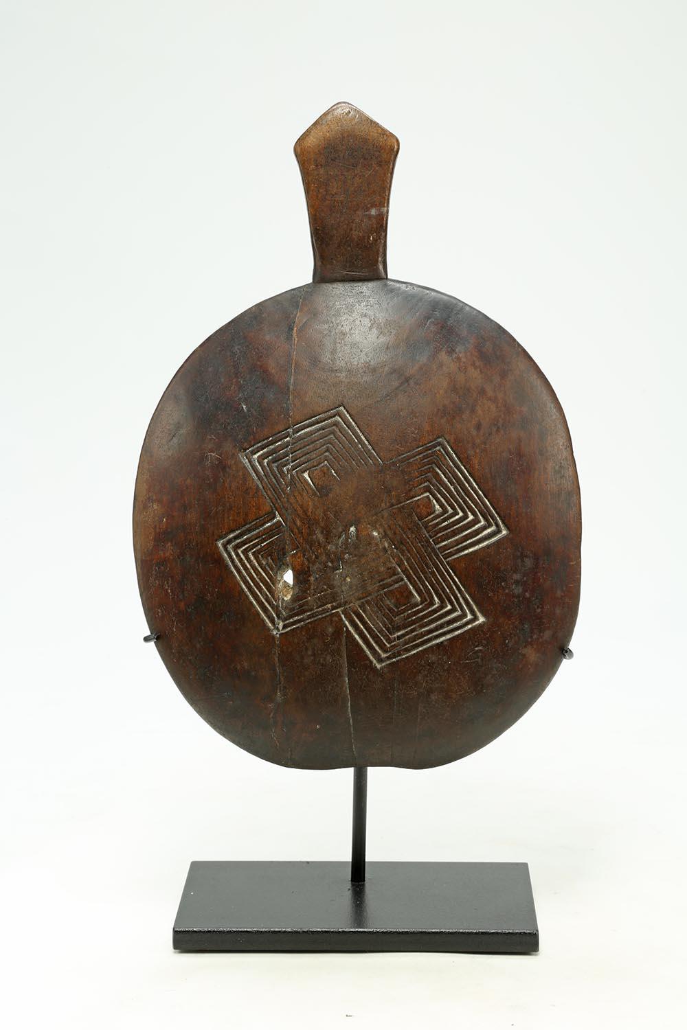 Alte getragene Kuba-Stammesplatte mit eingeschnittenem Design, frühes 20. Jahrhundert, Kongo (Kongolesisch) im Angebot
