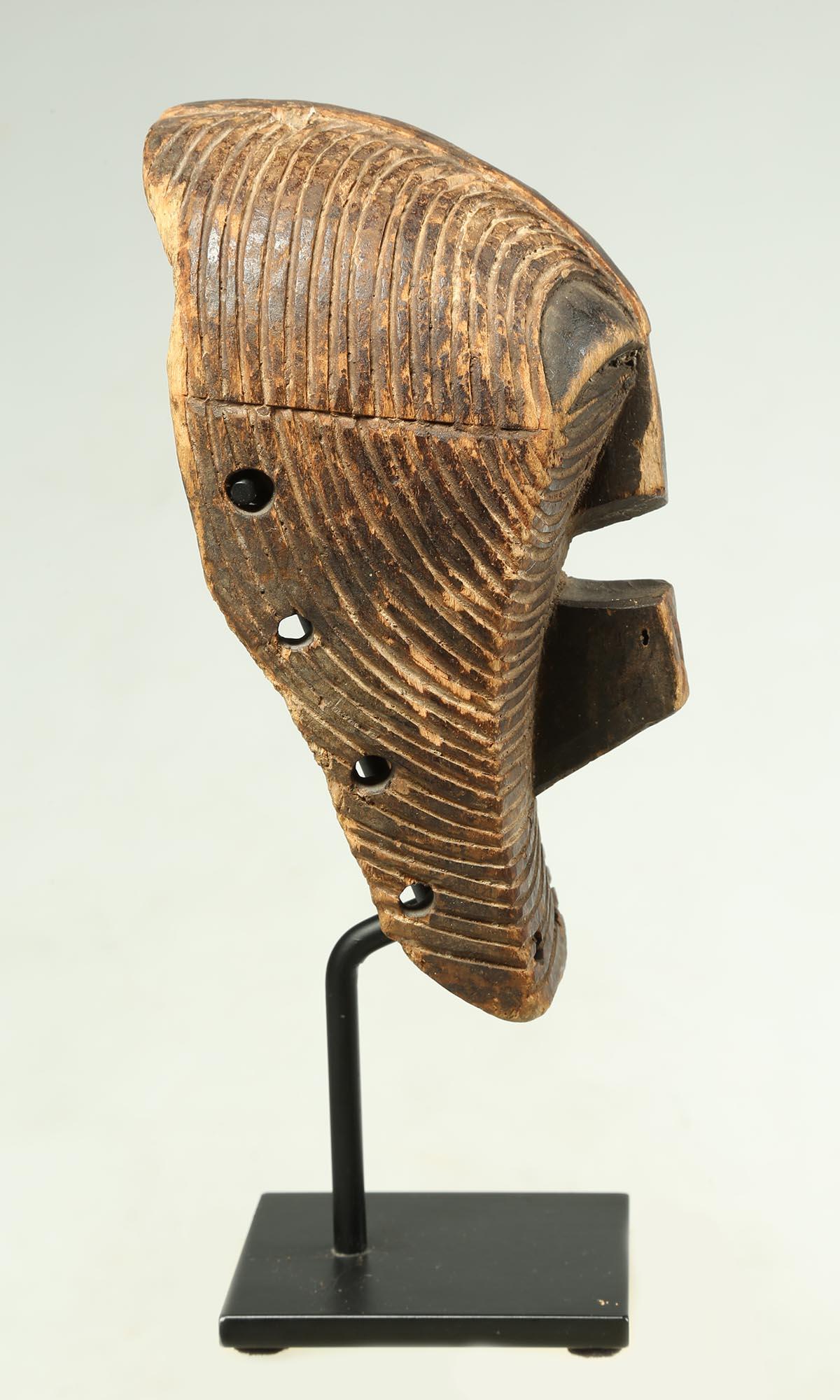 Old Worn Small Songye Kifwebe Mask with Fine Striations Around Face Cubist Mouth In Fair Condition In Point Richmond, CA