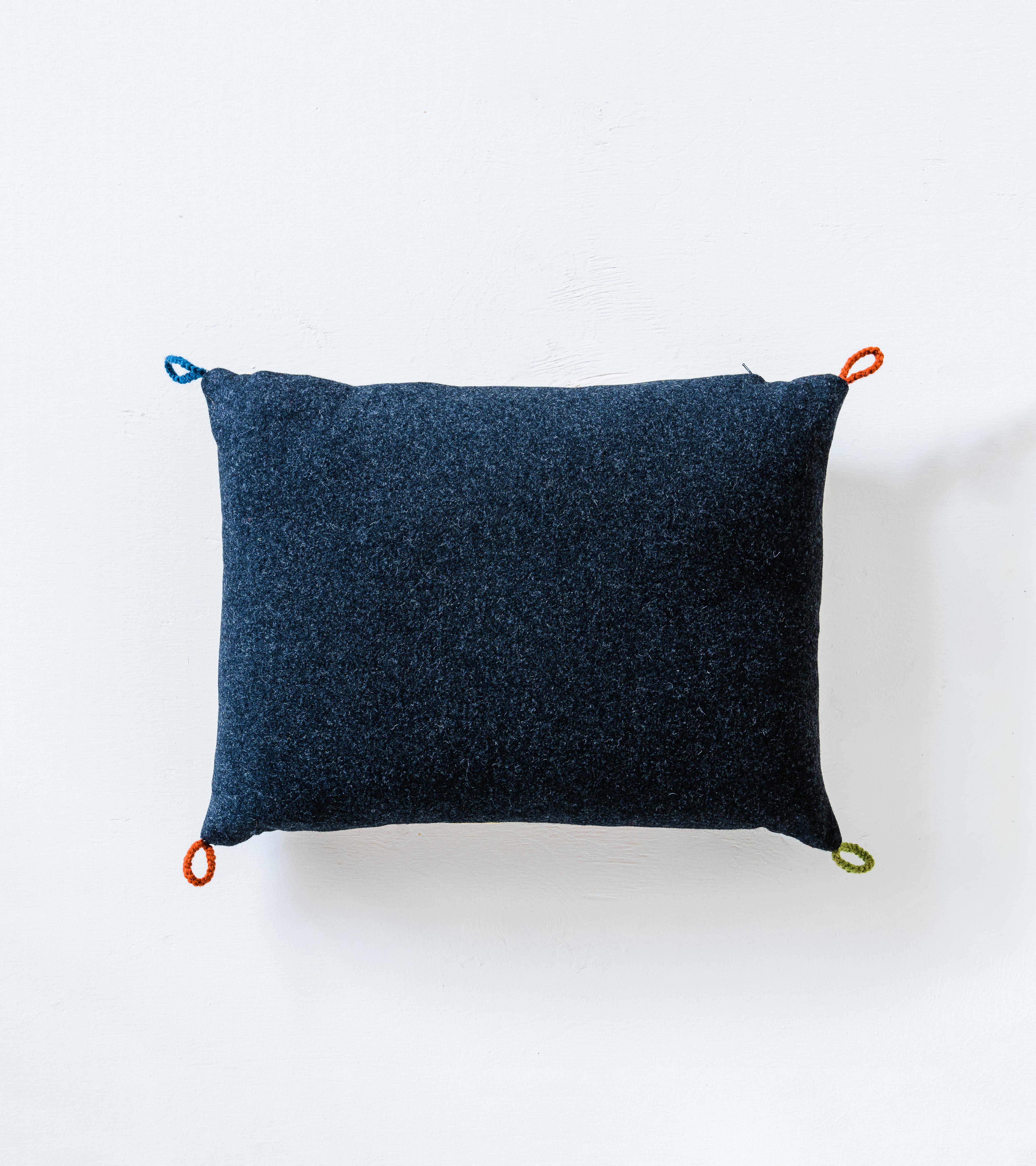 Krabbasnår is an advanced Swedish Scanian weaving technicue. 100% wool handwoven ca 1940.  The back is made of black wool.

These pillows are historical and unique.

Sizes 45 x 58 cm.

Comes with inner pillow made of 100% recycled feathers. 