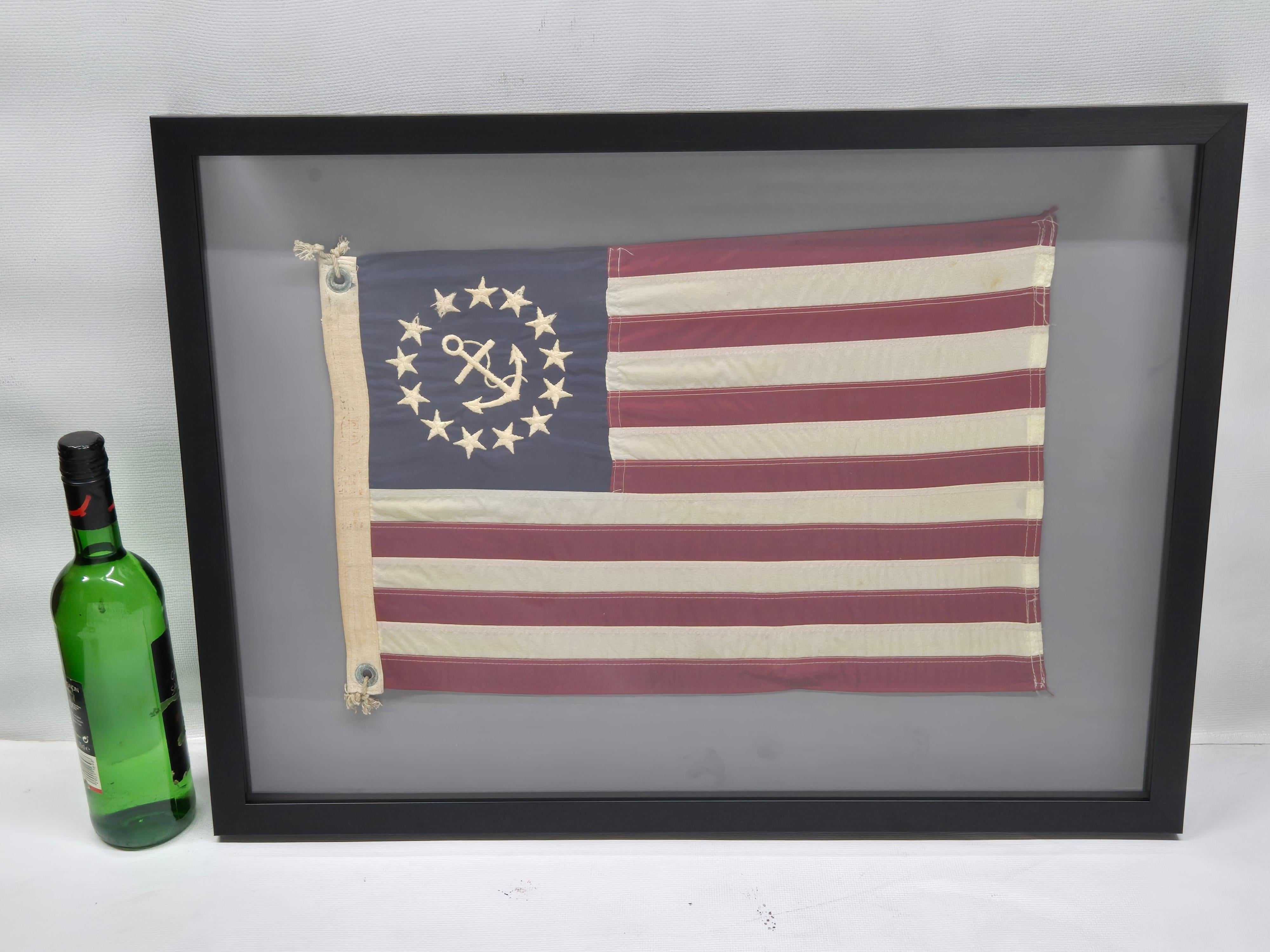 Bandera antigua de Yachting Ensign en un marco Shadowbox Norteamericano en venta