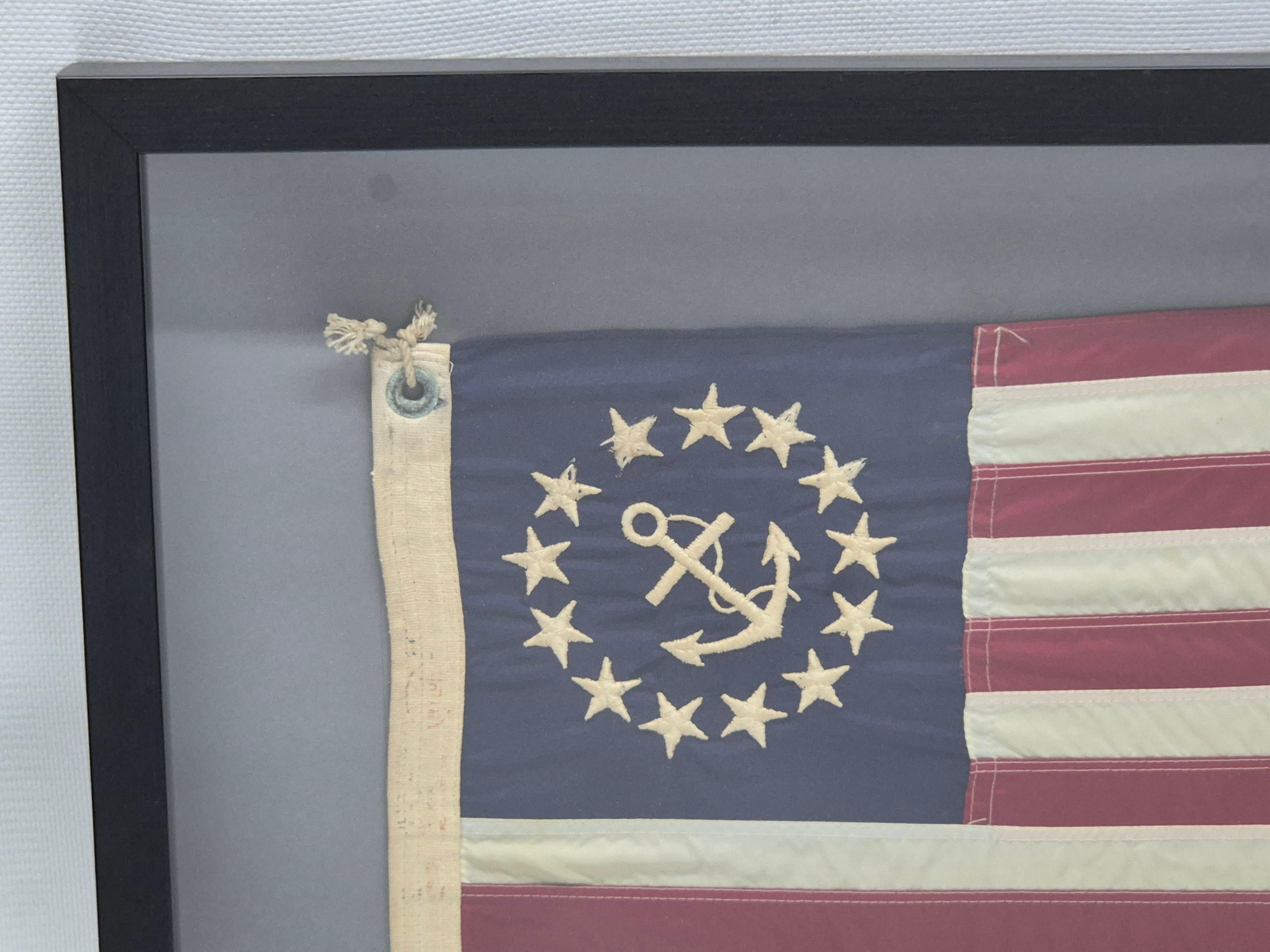 Bandera antigua de Yachting Ensign en un marco Shadowbox mediados del siglo XX en venta