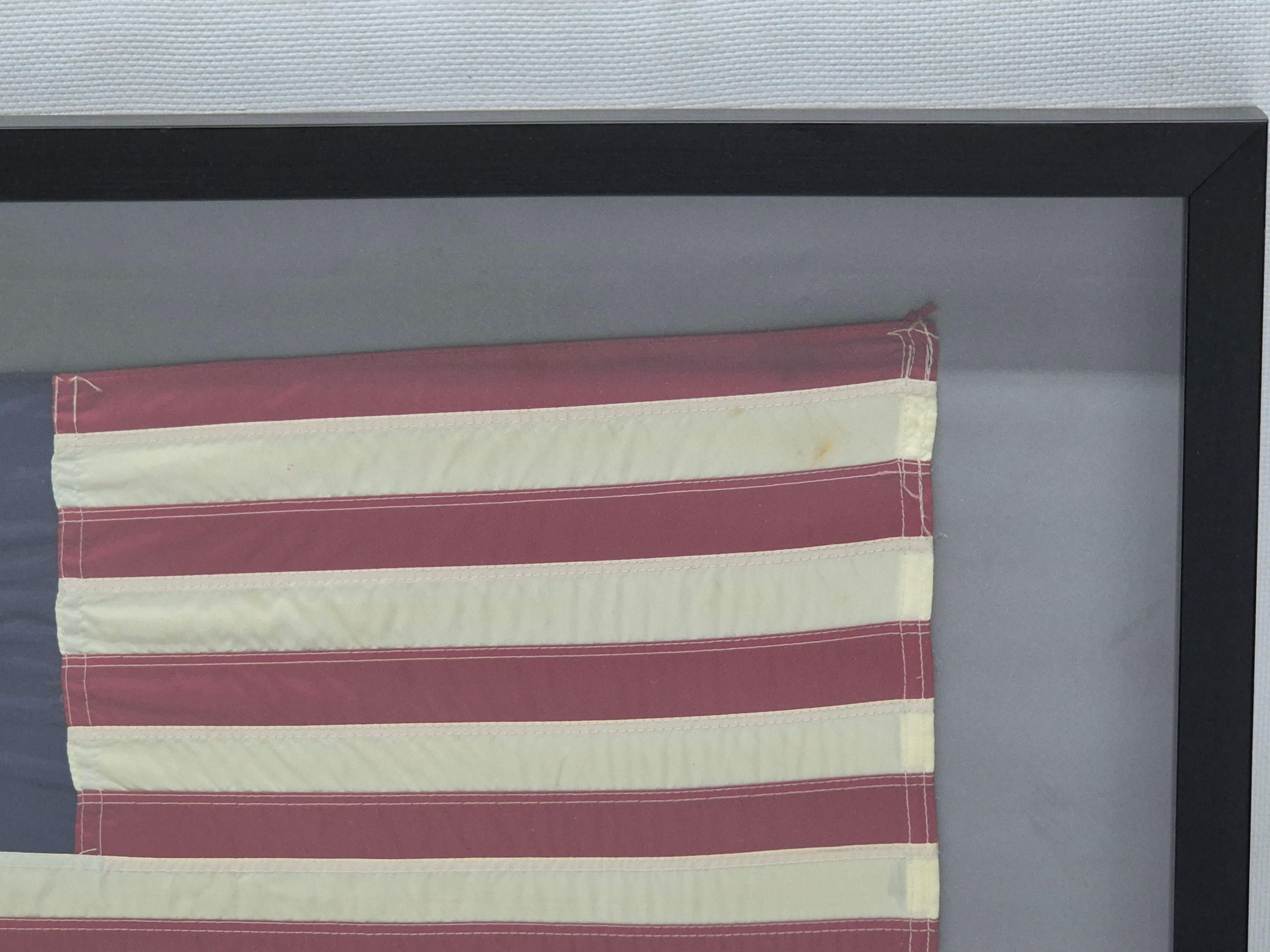 Bandera antigua de Yachting Ensign en un marco Shadowbox Algodón en venta