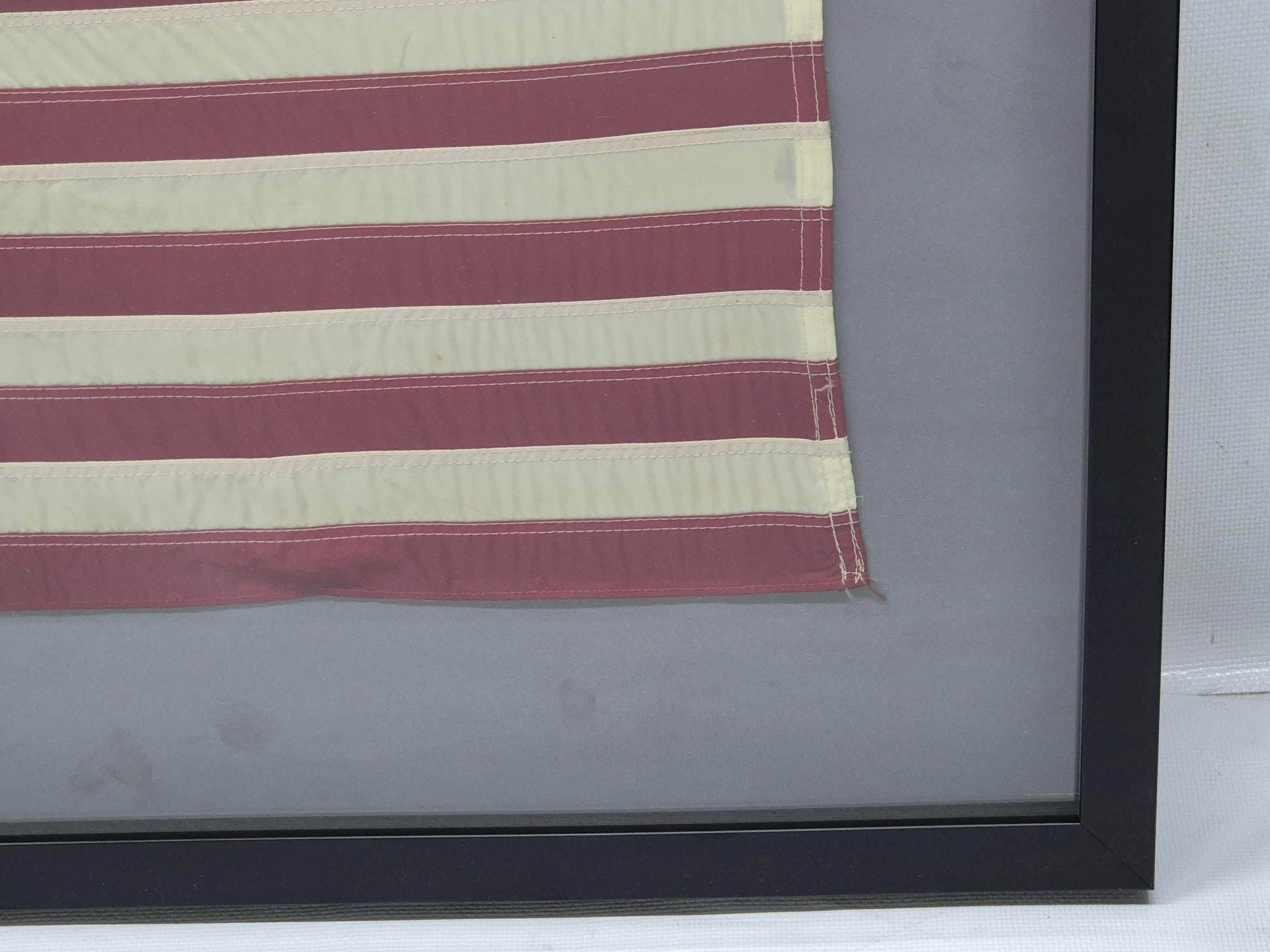 Bandera antigua de Yachting Ensign en un marco Shadowbox en venta 1