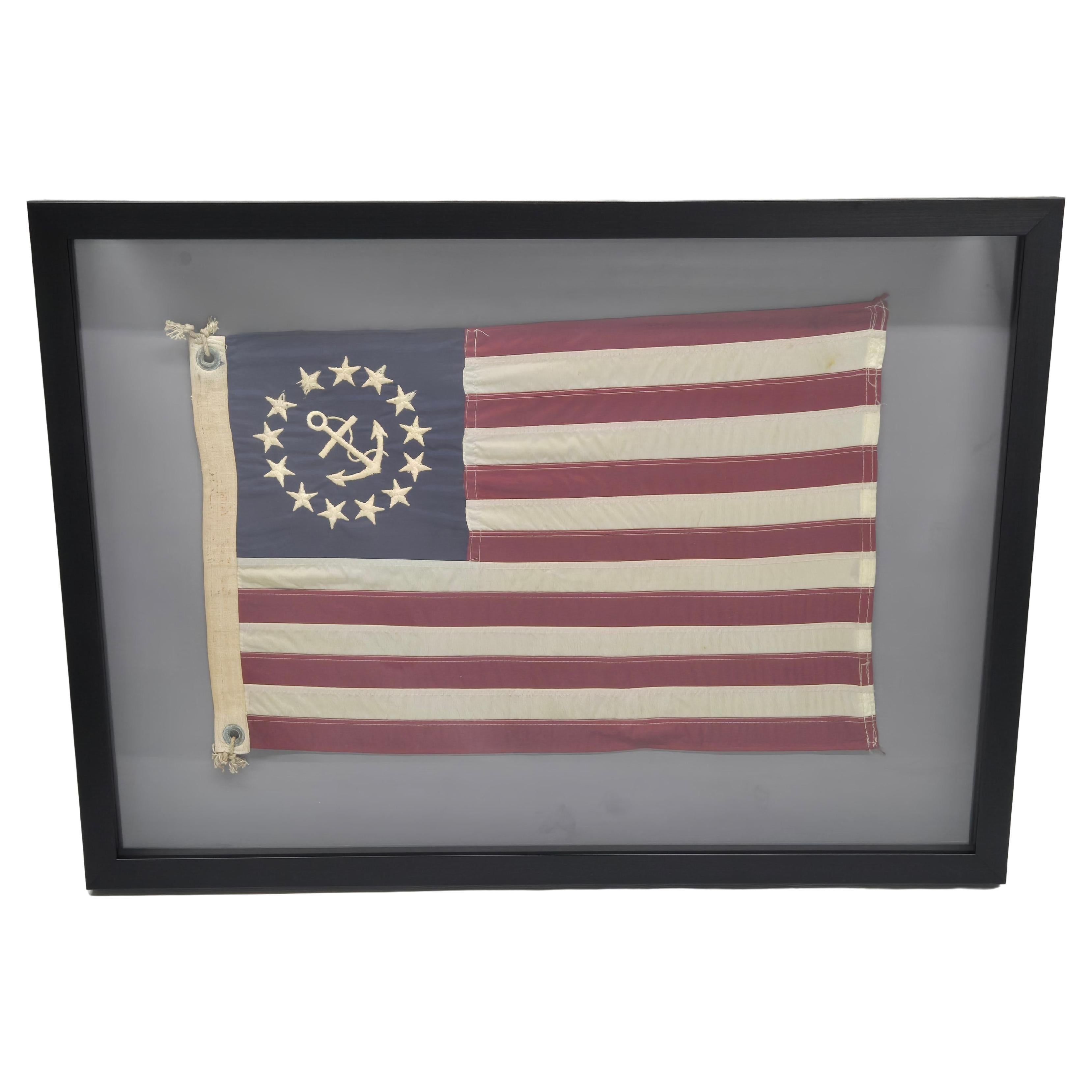Bandera antigua de Yachting Ensign en un marco Shadowbox