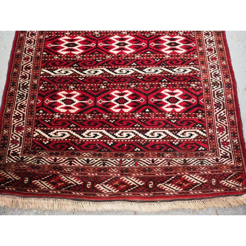 Old Yomut Turkmen Langer langer Teppich mit gebändertem Design im Zustand „Gut“ im Angebot in Moreton-In-Marsh, GB