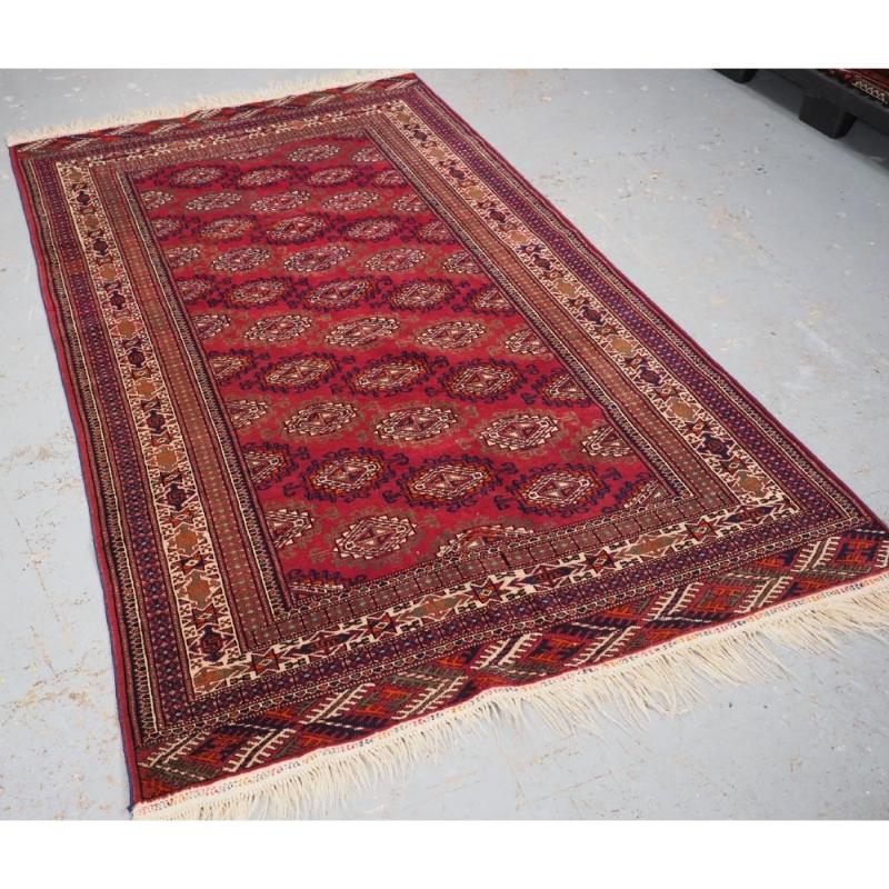 Alter Yomut-Turkmenen-Teppich mit klassischem Muster und wiederholtem Gul-Muster
CIRCA 1920/30

Der Teppich hat eine warme rote Farbe mit diagonalen Reihen von Guls in wechselnden Farben Die Hauptbordüre aus Elfenbein rahmt den Teppich gut ein,
