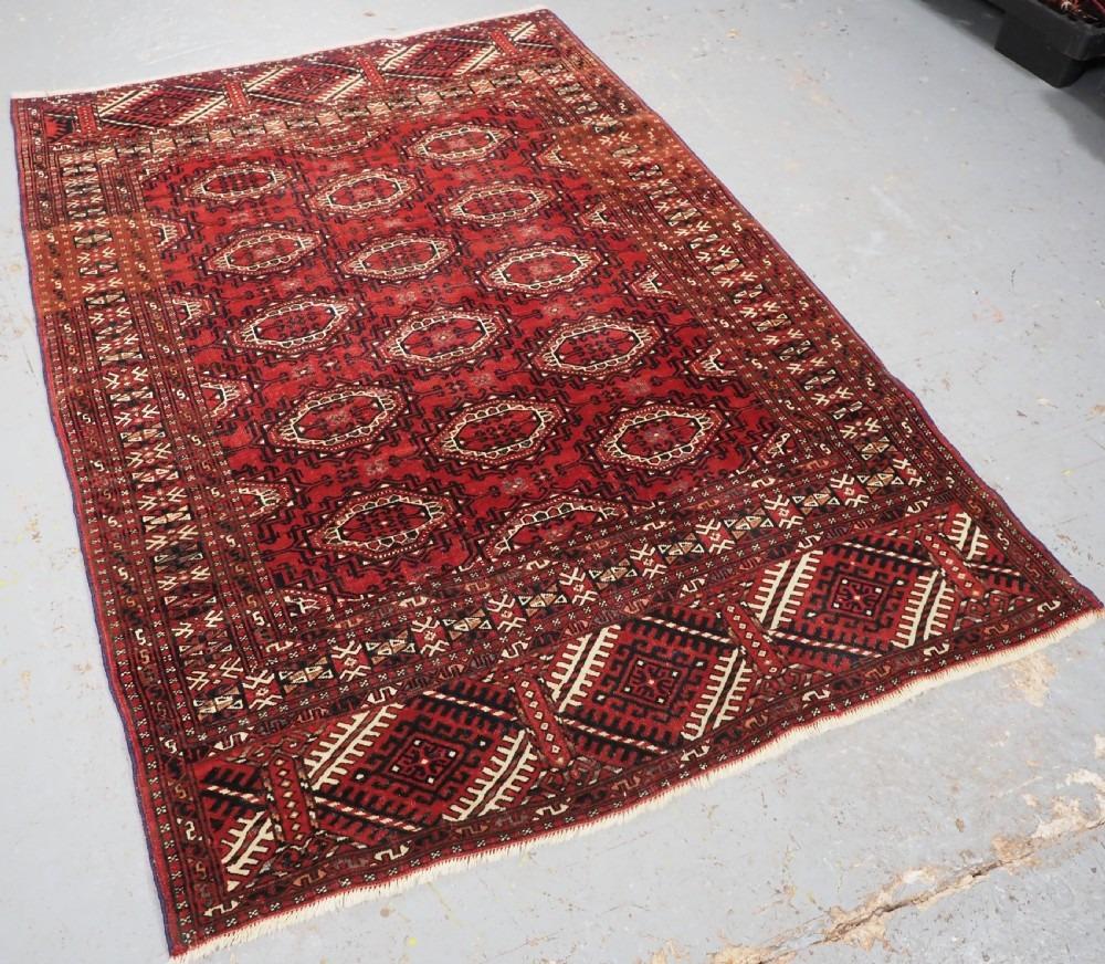 Alter turkmenischer Yomut-Teppich mit klassischem Muster und achteckigem Gul
CIRCA 1920/30

Der Teppich hat eine warme rote Farbe, die Bordüre ist ein klassisches Yomut-Turkmenen-Muster mit großen Elem-Panelen an beiden Enden Ein guter