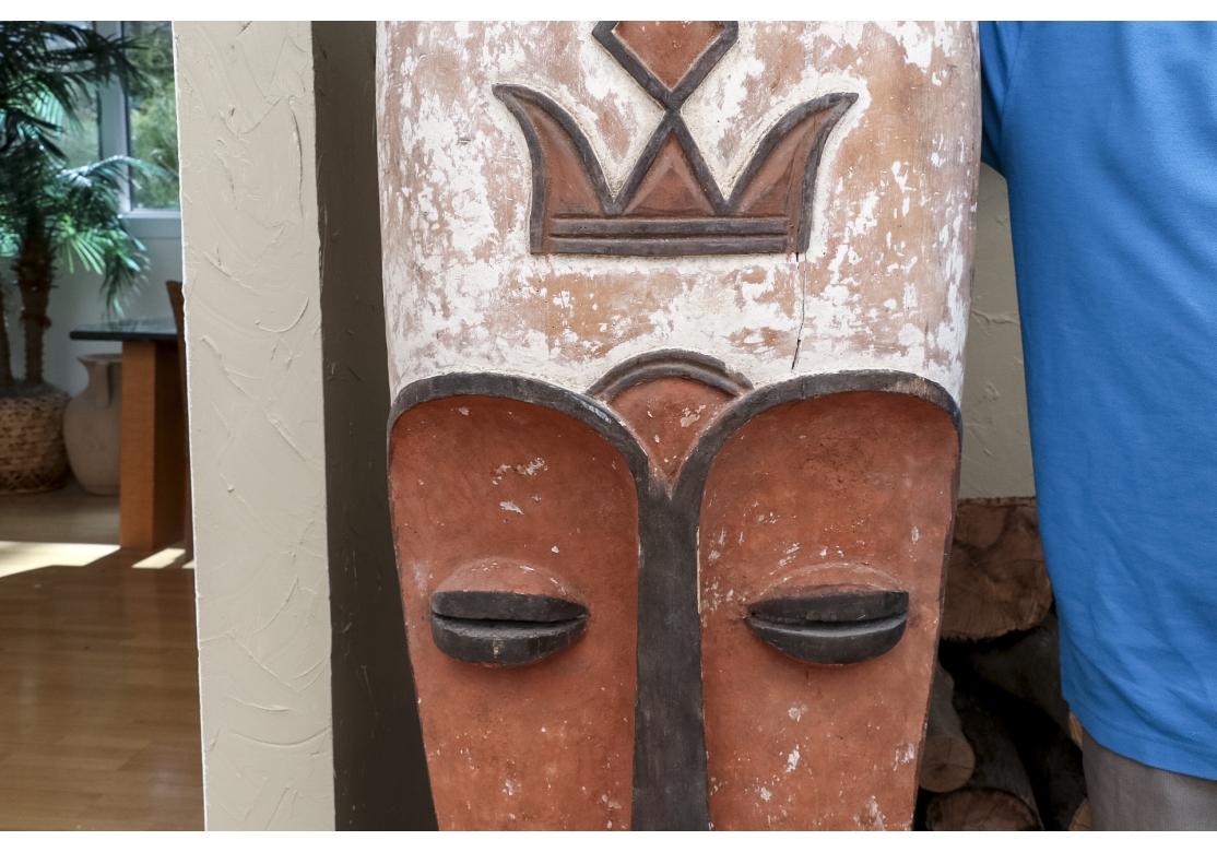 Una delle maschere africane più grandi che abbiamo visto, questa maschera della Fang Secret Society è alta ben 66 pollici. Potentemente scolpito in forma tradizionale con vernici a pigmento naturale a base di ocra (colore ruggine) e caolino