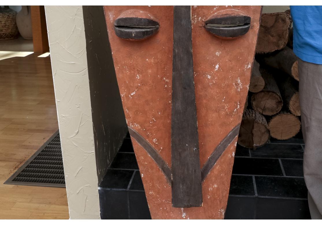Maschera africana Fang Ngil massiccia intagliata e dipinta, più antica In condizioni discrete in vendita a Bridgeport, CT