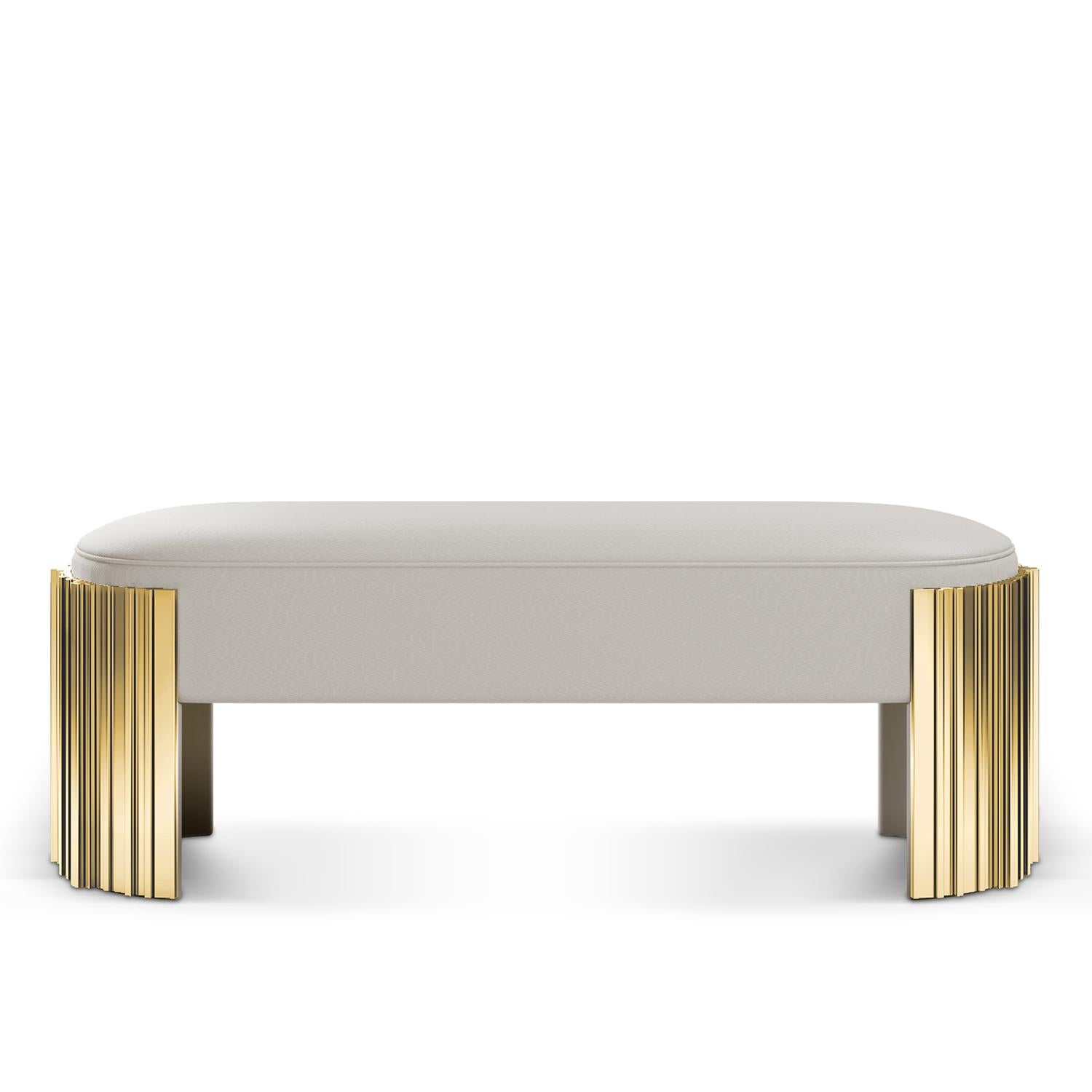 Banc Oldies avec structure en bois tapissé
et recouvert de cuir gris. Avec 2 pieds dans
laiton massif en finition polie.