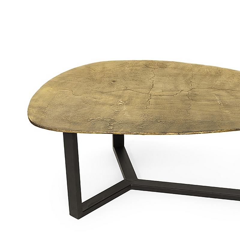 Coffee table oldies with top in antique metal finish
in brass style with base in metal black finish.
Also available in coffee table oldies in antique metal
finish in silver style.