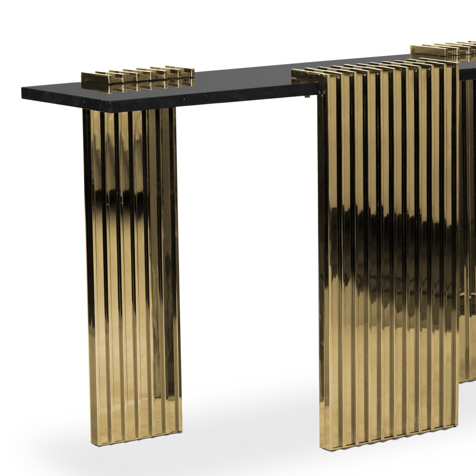 Table console oldies avec base de 3 pieds en
laiton massif poli et plaqué or. Avec plateau en marbre noir.
Également disponible en table basse oldies.
