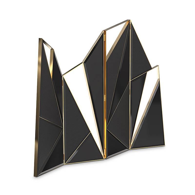 Folding Screen Oldies mit Rahmenstruktur in
Messing poliert. Mit 4 faltbaren Platten. Auf jeder
Paneele sind schwarz lackierte dreieckige Holzpaneele
Paneele und mit schwarzem Leder bezogene dreieckige Paneele.
