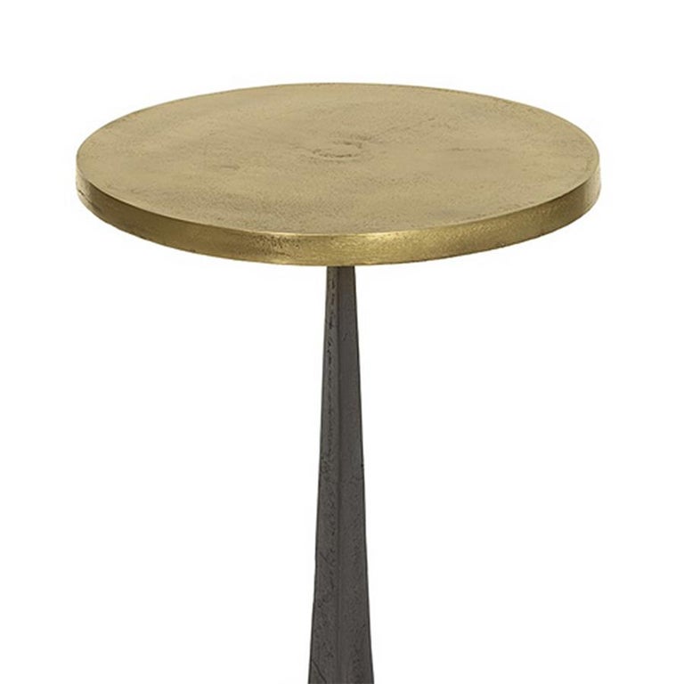 Side table oldies round with top in antique
metal finish in brass style with base in metal
black finish. Also available in table oldies round.