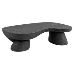 Table basse sculpturale « Arcora » de Sidani Design, en résine minérale, édition « Basalt »