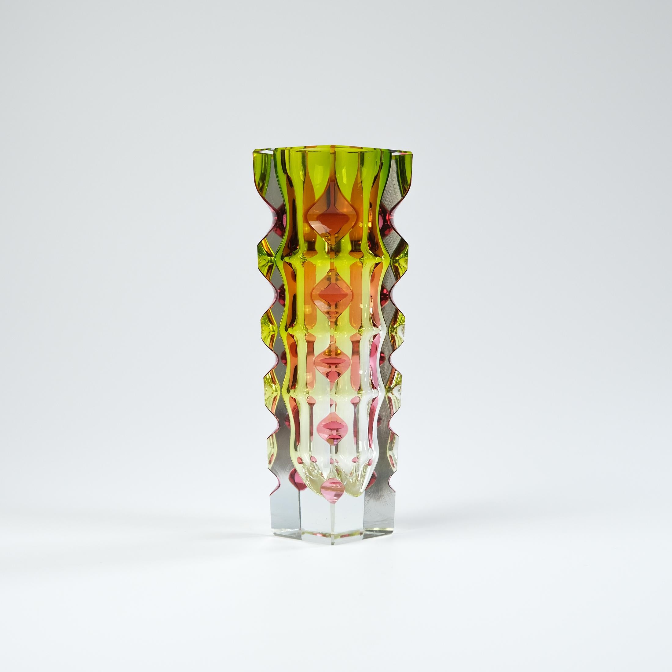 Oldrich Lipsky Vase aus Gehäuse und geschliffenem Glas für Novembery Bor Exbor, Tschechoslowakei, um 1964 (Moderne der Mitte des Jahrhunderts) im Angebot