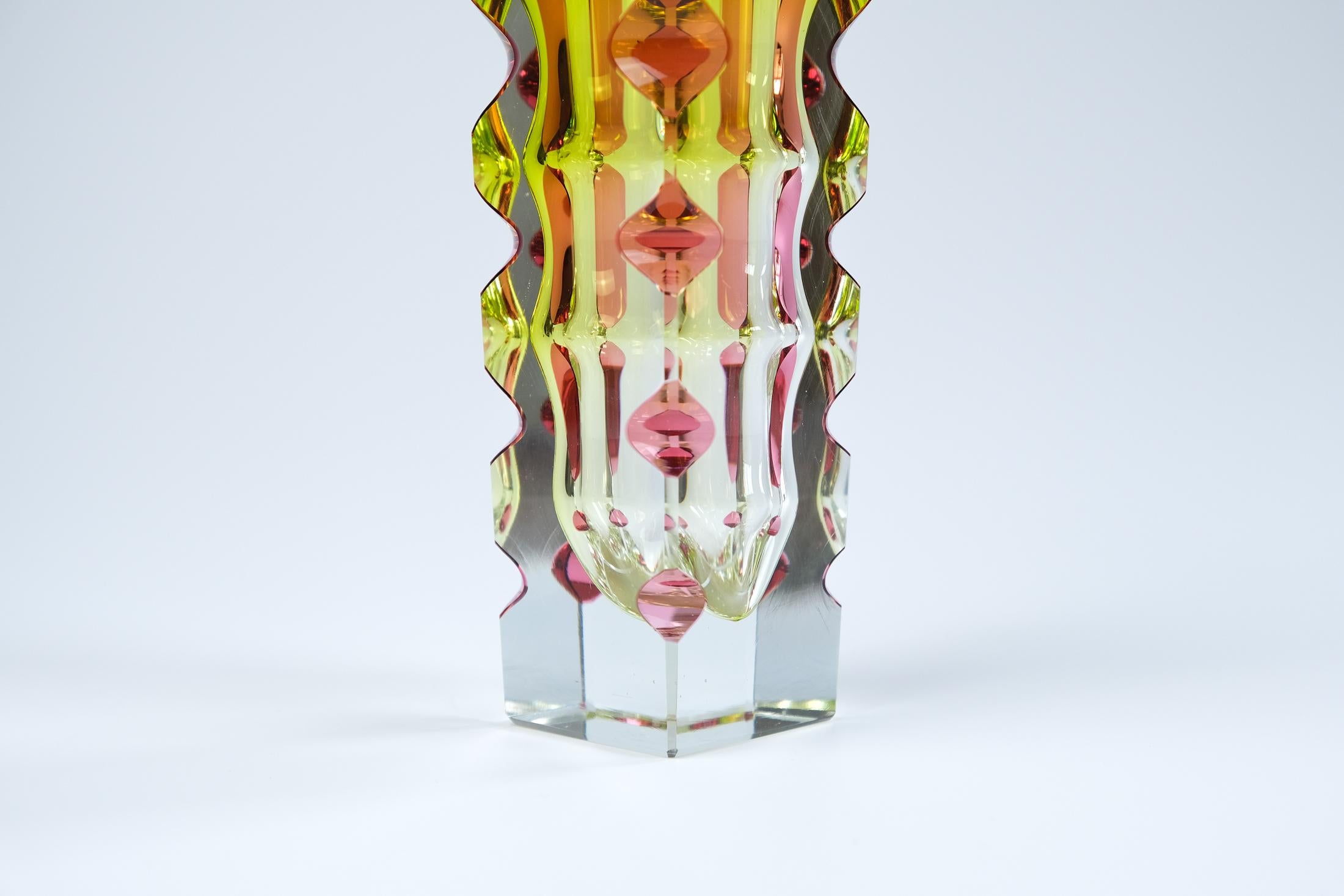 Oldrich Lipsky Vase aus Gehäuse und geschliffenem Glas für Novembery Bor Exbor, Tschechoslowakei, um 1964 (Tschechisch) im Angebot