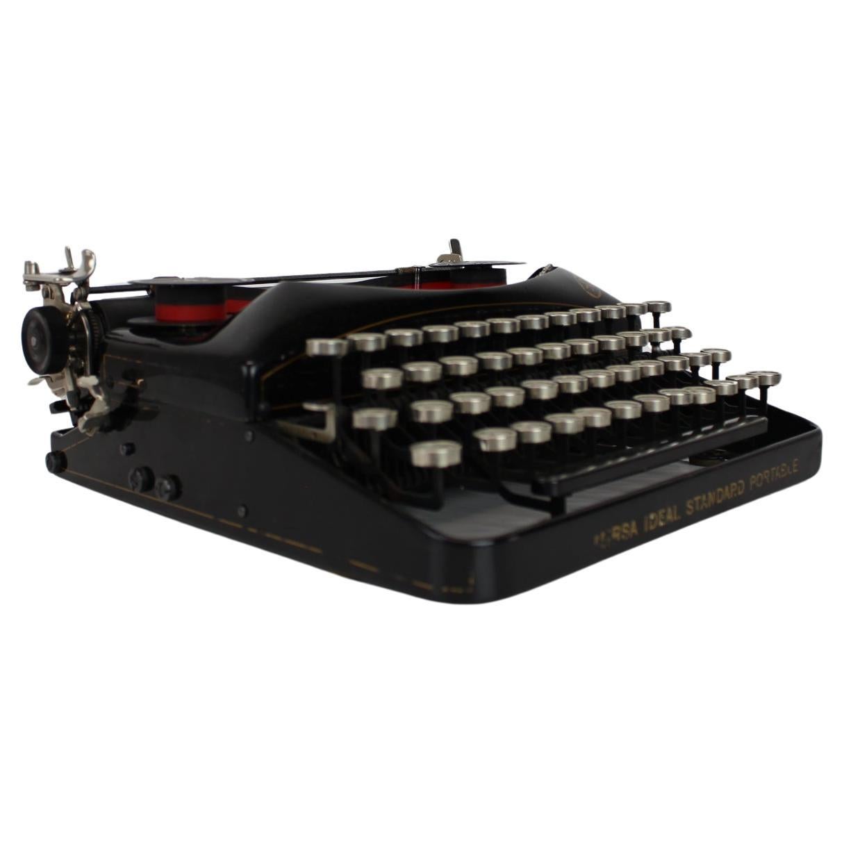 Schreibmaschine, hergestellt von Mirsa Ideal, made in Germany, in den 1930er Jahren.
Hergestellt aus Metall.
Aufpoliert, gereinigt, im Originalzustand, mit einigen Altersspuren.
Vollständig funktionsfähig.
