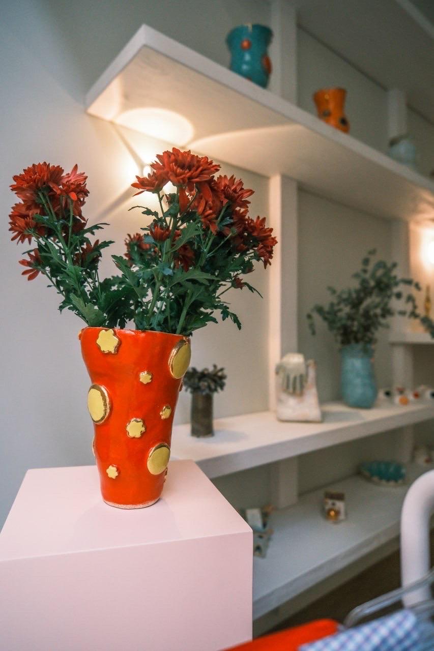 La collection Olé est un hommage à l'Espagne, aussi colorée qu'enchanteresse. Chaque vase est une célébration de la joie.
Pièce unique en grès, fabriquée et émaillée à la main et lustrée à l'or par l'artiste - designer Hania Jneid.
La Collection S