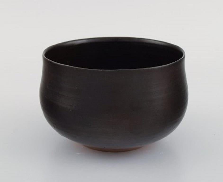 Ole Bjørn Krüger (1922-2007), Danish sculptor and ceramicist. Unique bowl in glazed stoneware. 1960s / 70s.
Measures: 14.5 x 9 cm.
In excellent condition.
Provenance: The estate of sculptor and ceramicist Ole Bjørn Krüger.