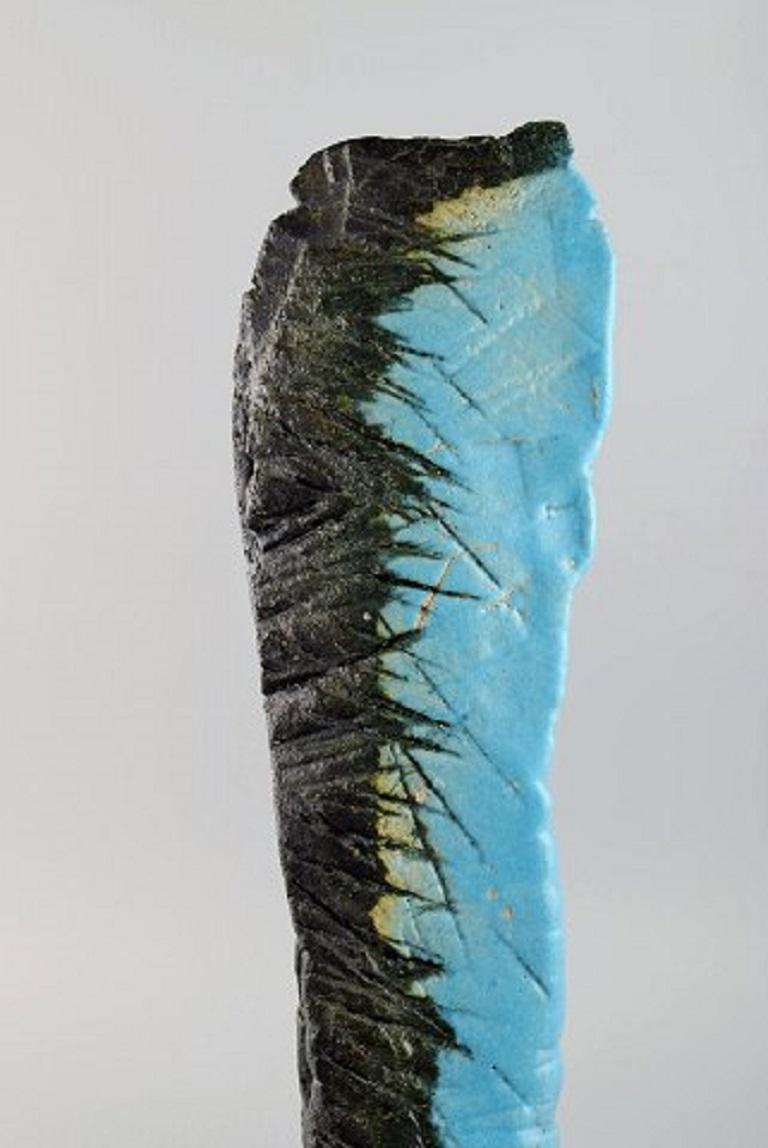Ole Bjørn Krüger (1922-2007), scultore e ceramista danese. Un'enorme scultura unica in gres smaltato. Splendido smalto in tonalità turchesi e nere, anni '60/'70.
Misure: 52,5 x 16,5 cm.
In ottime condizioni.
Firmato.
Provenienza: Proprietà dello
