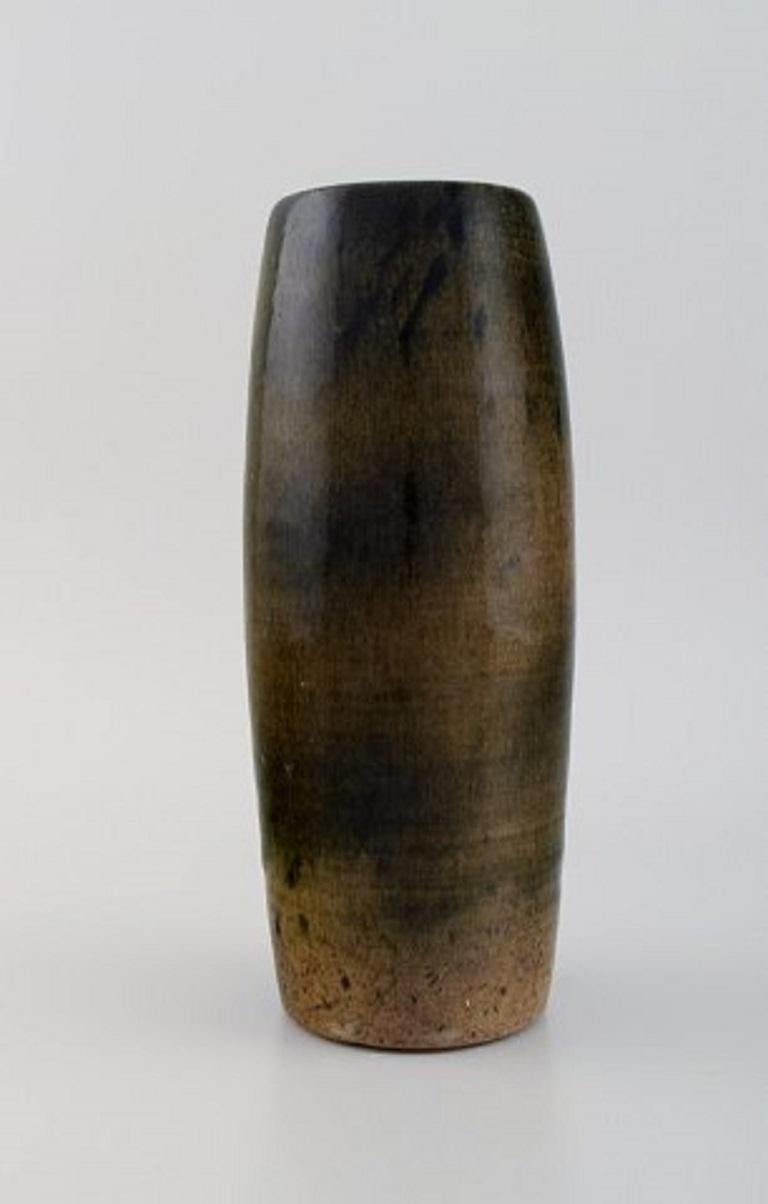 Ole Bjørn Krüger (1922-2007), Danish sculptor and ceramicist. Unique vase in glazed stoneware. 
Beautiful glaze in green-brown shades. 1960s / 70s.
Measures: 25 x 9 cm.
In excellent condition.
Provenance: The estate of sculptor and ceramicist