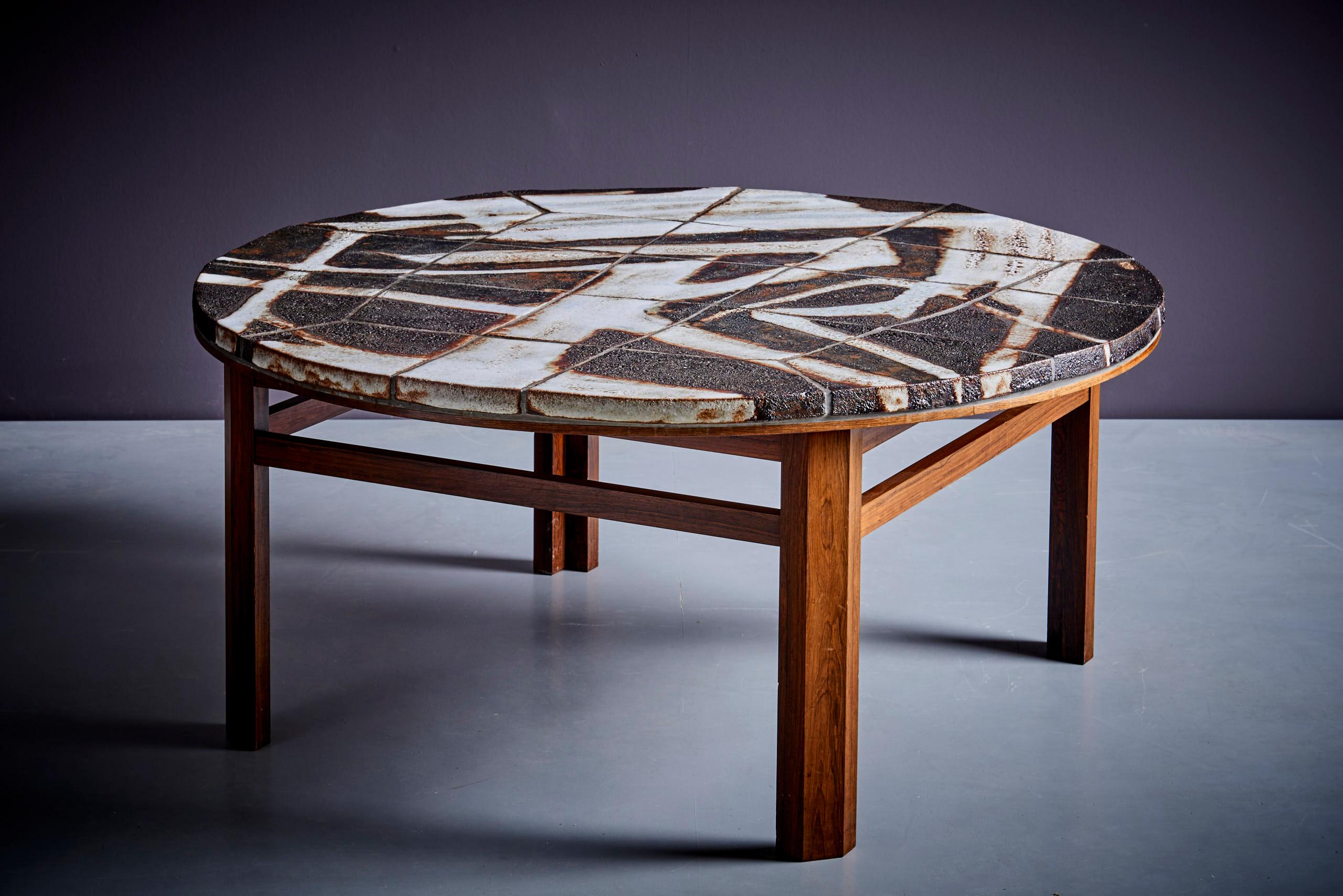 Table basse Ole Bjørn Krüger Danemark - 1960 avec un plateau en céramique unique et une belle base en bois de rose. 