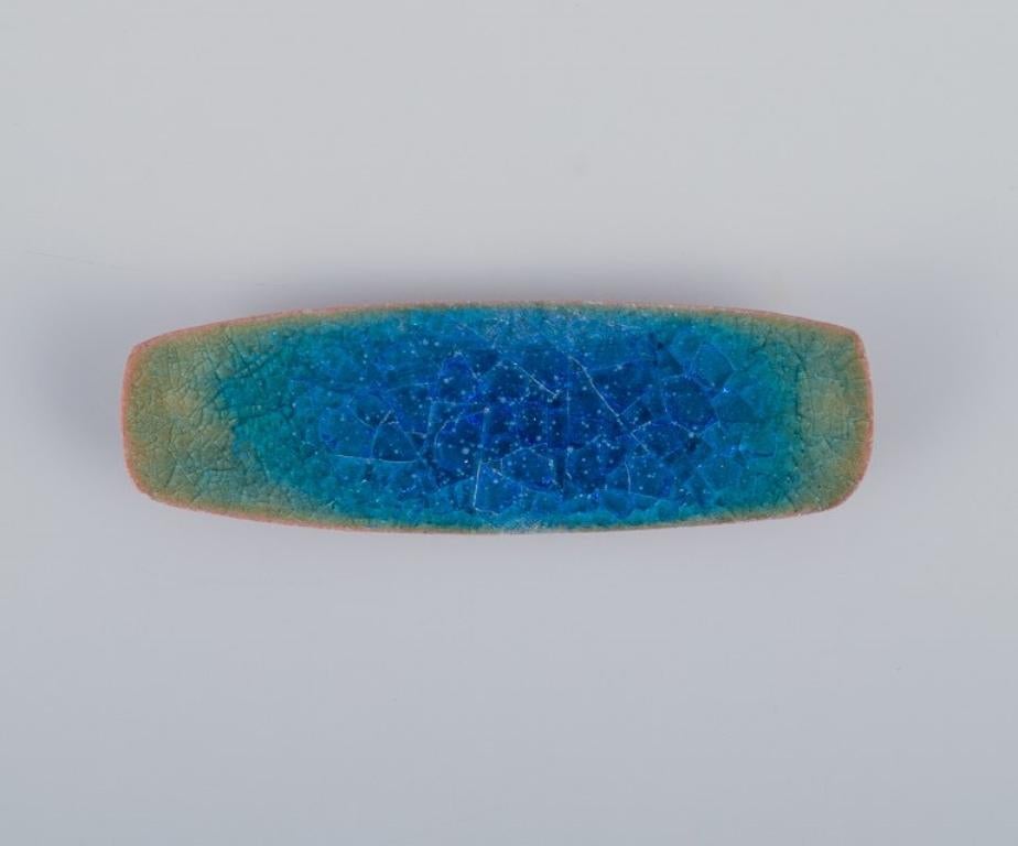 Ole Bjørn Krüger (1922-2007), Danish sculptor and ceramic artist. Seven unique brooches in glazed stoneware in blue and green shades.
From the 1960s/70s.
In excellent condition.
Partially marked.
Largest measures: W 7.0 cm x H 2.2 cm.
Provenance: