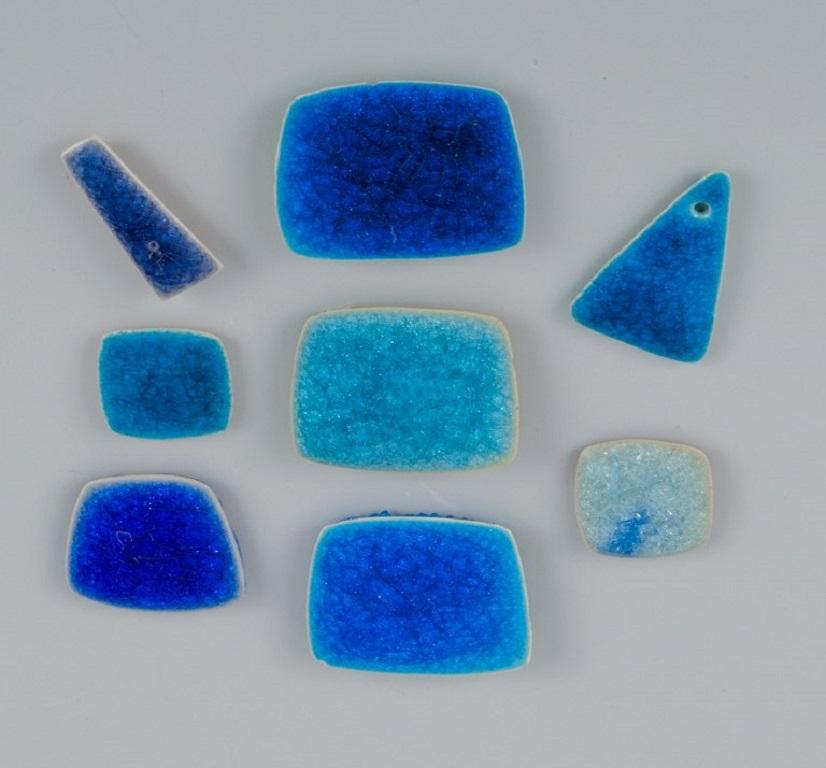 Ole Bjørn Krüger (1922-2007), Danish sculptor and ceramicist.
Eight unique brooches in glazed stoneware in shades of blue.
1960s/70s.
In excellent condition.
Partially stamped 