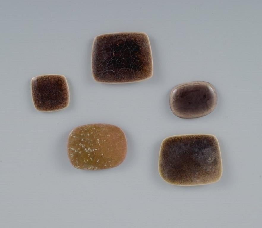 Ole Bjørn Krüger (1922-2007), Danish sculptor and ceramicist.
Five unique brooches in glazed stoneware in shades of brown.
1960s/70s.
In excellent condition.
Partially stamped 