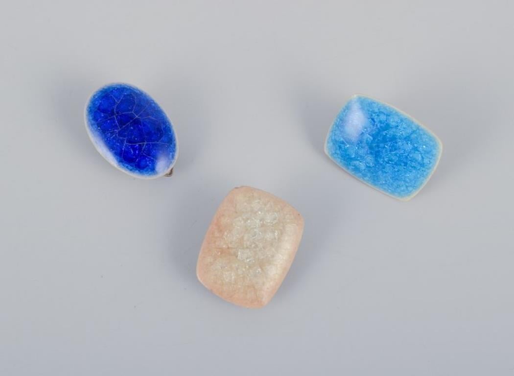 Ole Bjørn Krüger. Eleven unique brooches/ear clips in glazed stoneware In Excellent Condition For Sale In bronshoj, DK