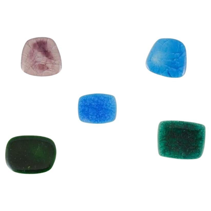 Ole Bjørn Krüger. Cinq broches en grès dans les tons bleu, vert et violet