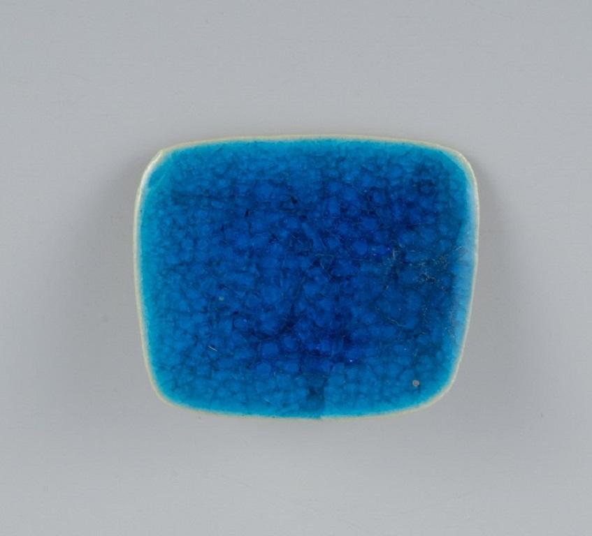 Ole Bjørn Krüger (1922-2007), Danish sculptor and ceramicist.
Four unique brooches in glazed stoneware in shades of blue and yellow.
1960s/70s.
In excellent condition.
Partially stamped 