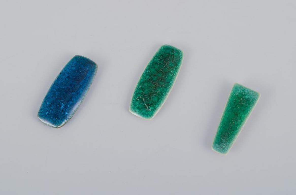 Ole Bjørn Krüger (1922-2007), sculpteur et céramiste danois.
Sept broches uniques en grès émaillé dans des teintes bleues et vertes.
Dans les années 1960/70.
En parfait état.
Partiellement marqué.
Provenance : Succession du sculpteur et céramiste