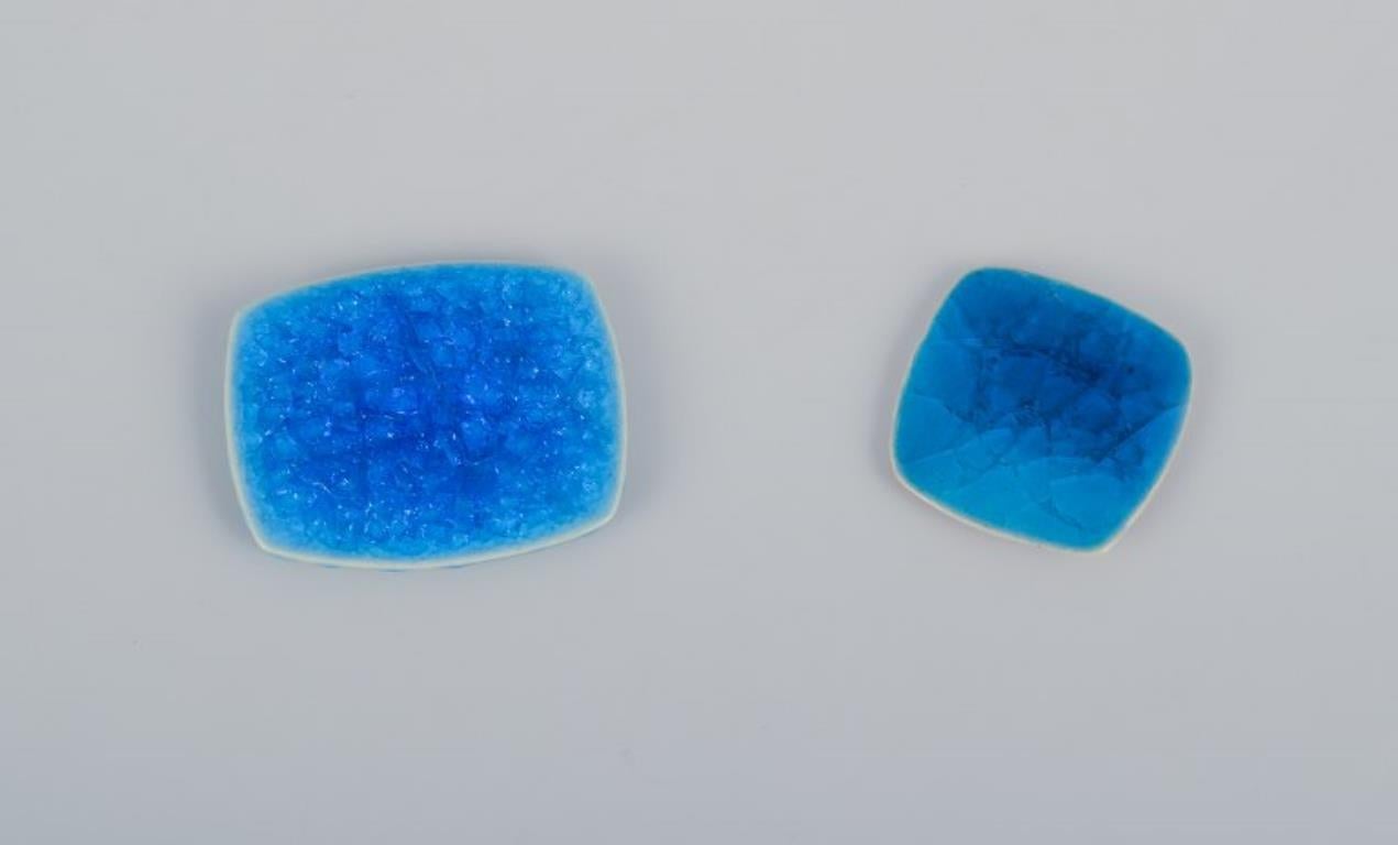 Ole Bjørn Krüger. Six brooches in glazed stoneware in blue and white shades In Excellent Condition For Sale In bronshoj, DK