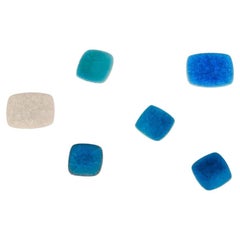 Ole Bjørn Krüger. Sechs Broschen aus glasiertem Steingut in blauen und weißen Farbtönen