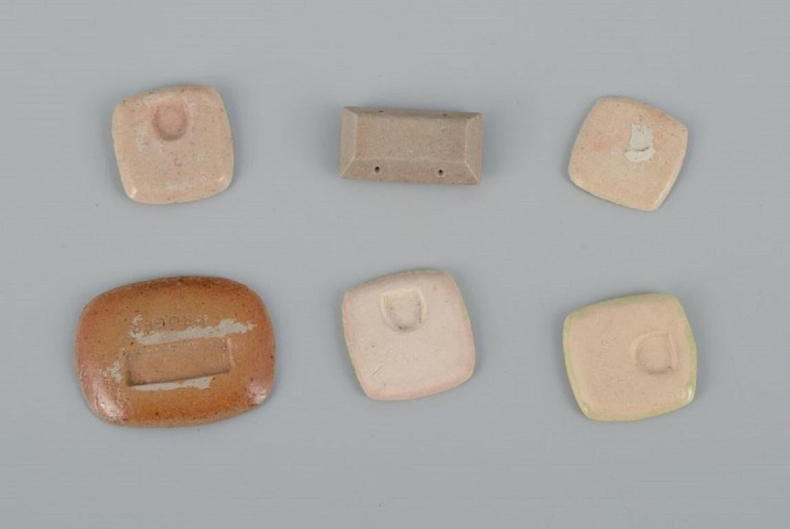 Ole Bjørn Krüger. Six brooches in glazed stoneware in shades of yellow and brown For Sale 3