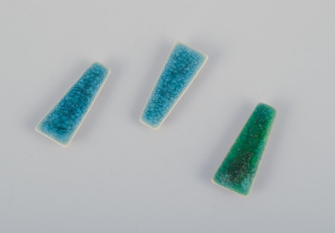 Ole Bjørn Krüger. Diez broches únicos de gres esmaltado. en Excelente estado para la venta en bronshoj, DK
