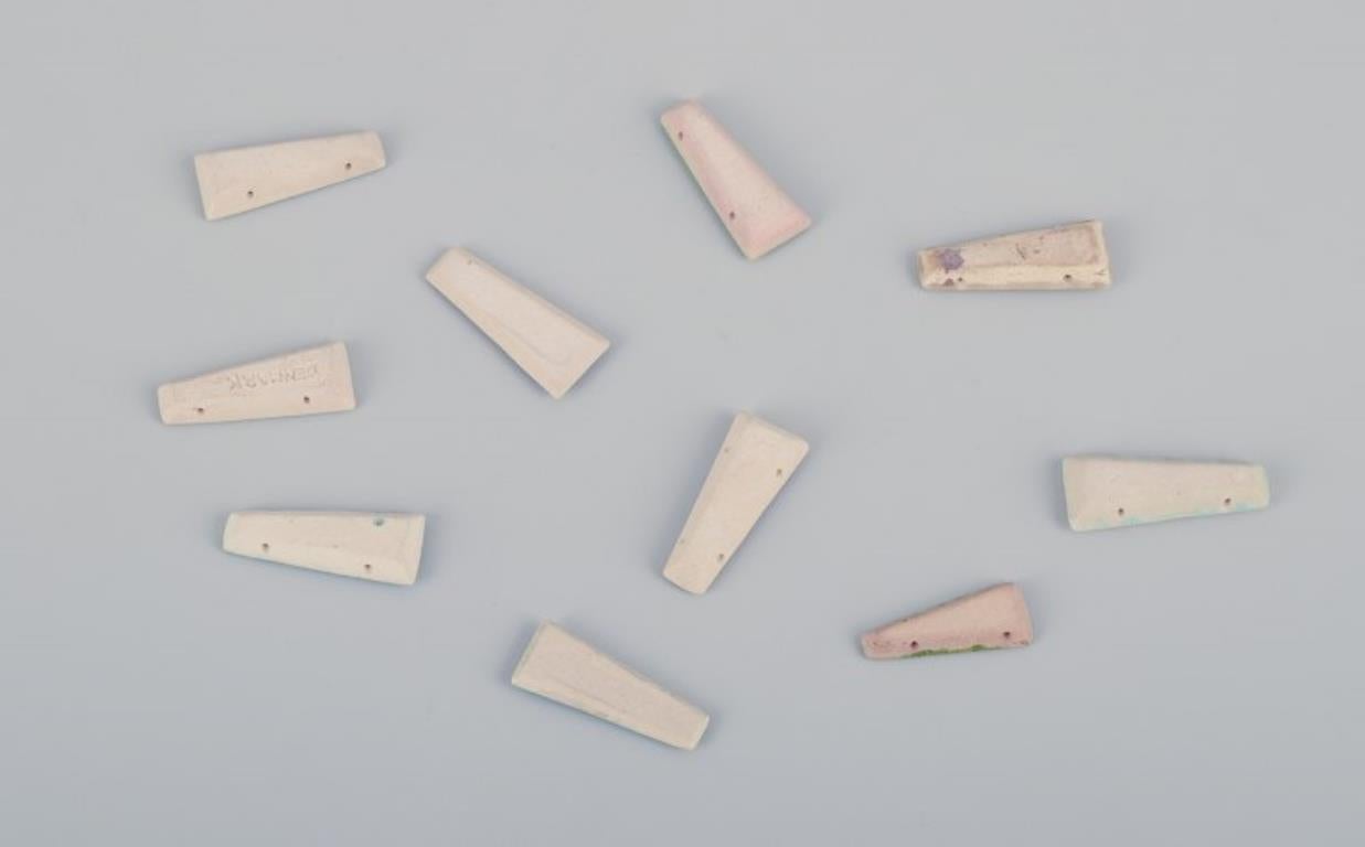 Ole Bjørn Krüger. Diez broches únicos de gres esmaltado. en venta 2