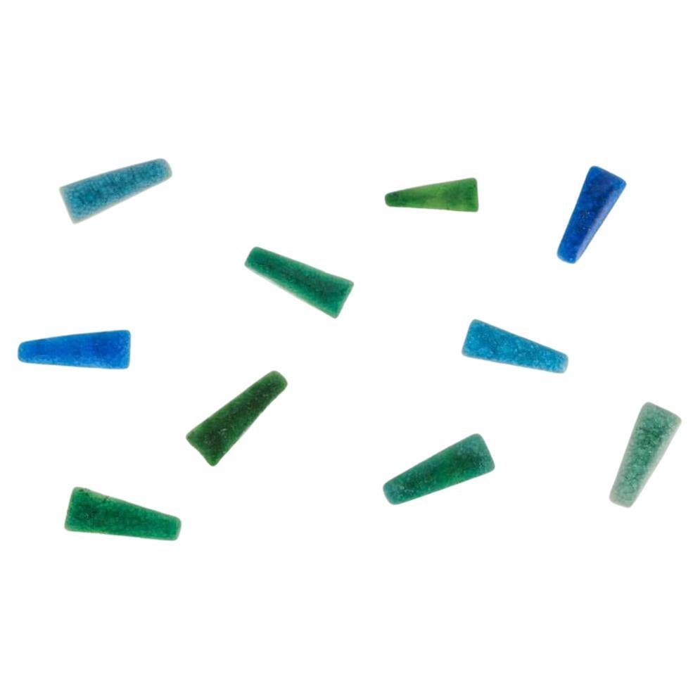 Ole Bjørn Krüger. Diez broches únicos de gres esmaltado en tonos azules y verdes