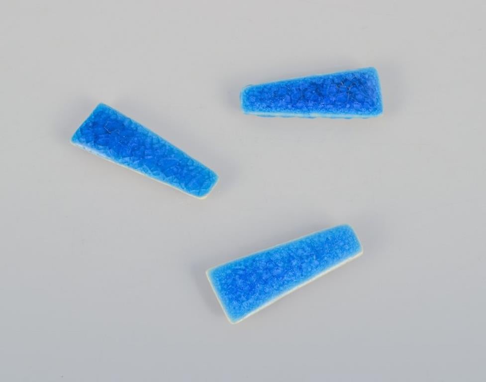 Ole Bjørn Krüger (1922-2007), Danish sculptor and ceramicist.
Ten unique brooches in glazed stoneware in blue shades.
From the 1960s/70s.
In excellent condition.
Partially marked.
Provenance: Estate of sculptor and ceramicist Ole Bjørn