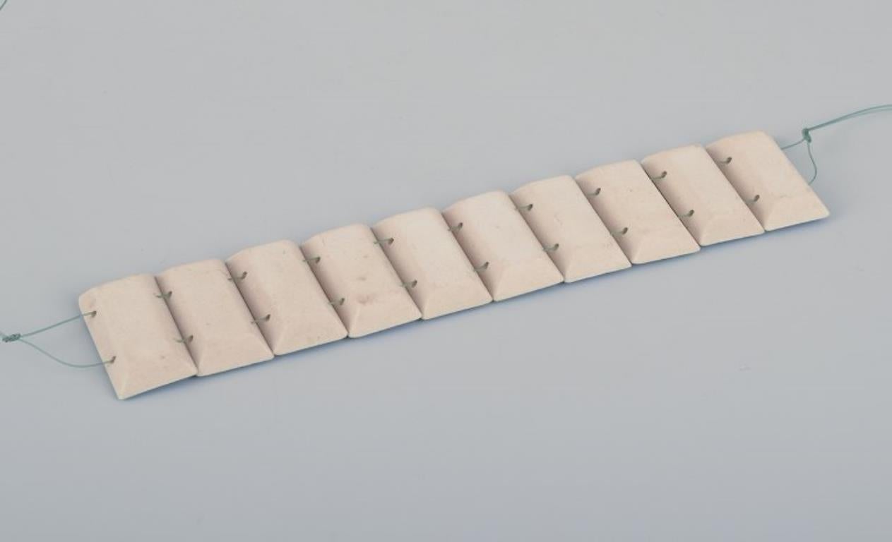 De las mujeres Ole Bjørn Krüger. Unique stoneware bracelet in blue shades. en venta