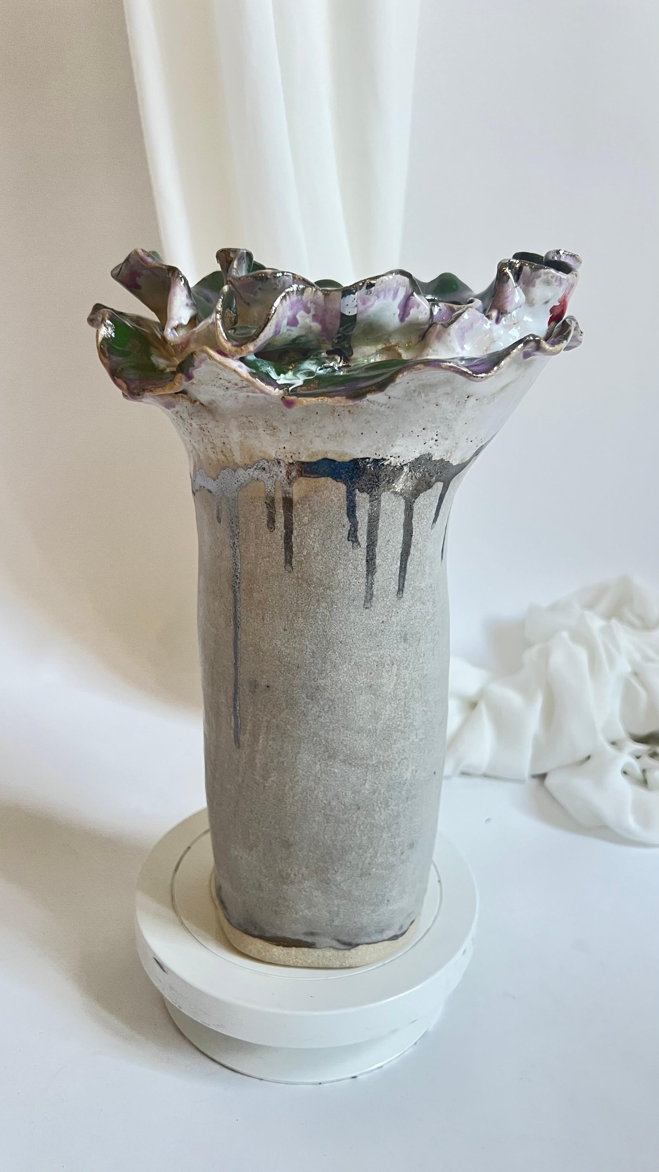 Dipinto a mano Vaso unico in gres della Collectional Greene & Greene di Hania Jneid in vendita