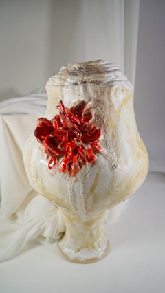 Vase crème et rouge d'inspiration espagnole Renaissance de Hania Jneid